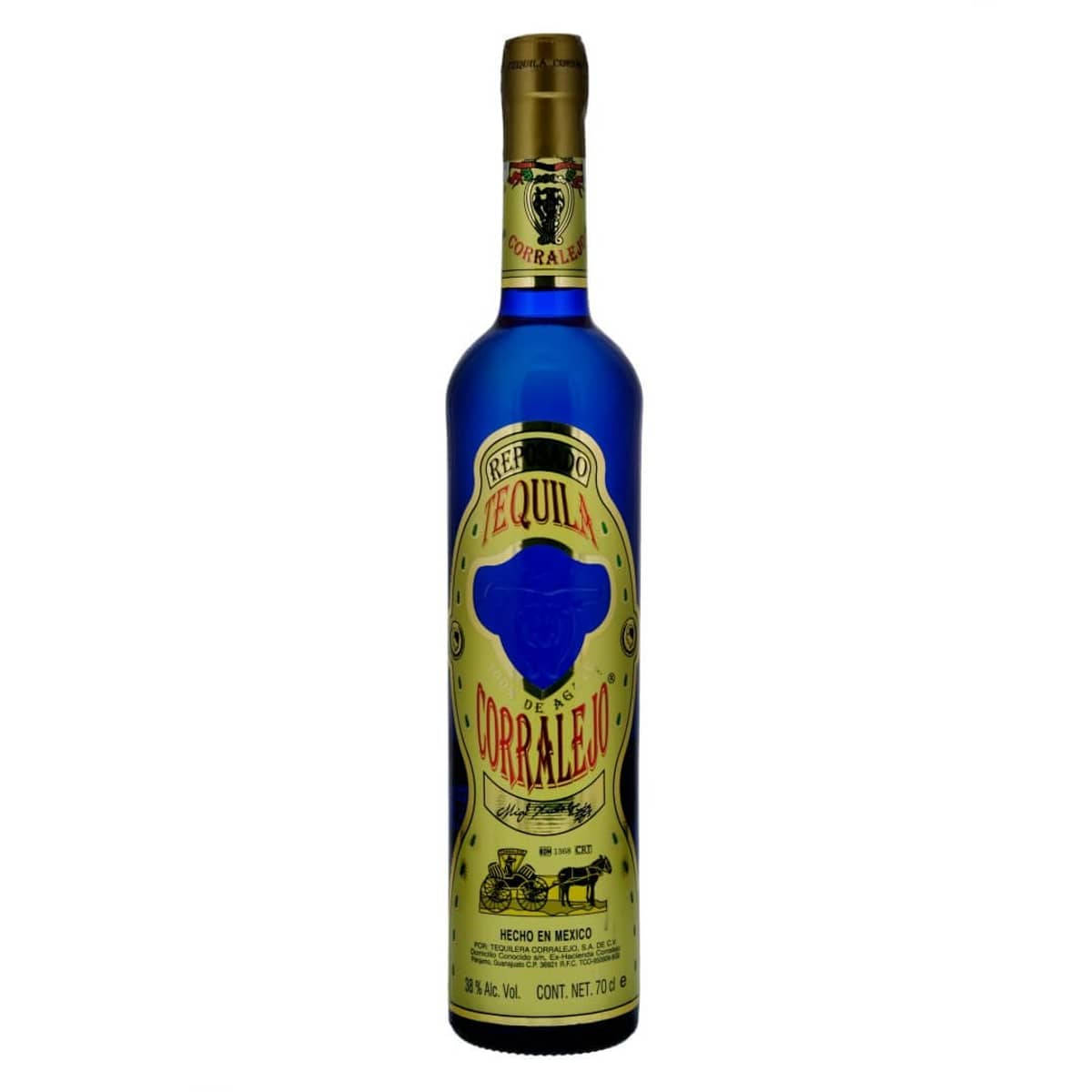 Drink 桌布 壁紙 — 一瓶充滿活力的藍色Corralejo龍舌蘭酒瓶孤立地矗立在純白背景上，展示其華麗的金色和黃色標籤。