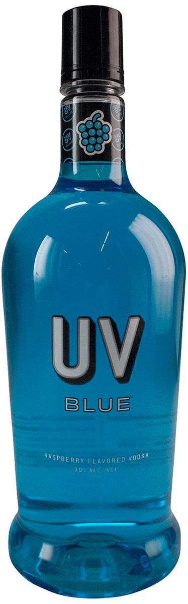 drinks 桌布 壁紙 — 一瓶充滿活力的藍色UV Blue覆盆子味伏特加，帶有黑色瓶蓋和葡萄圖案標籤。