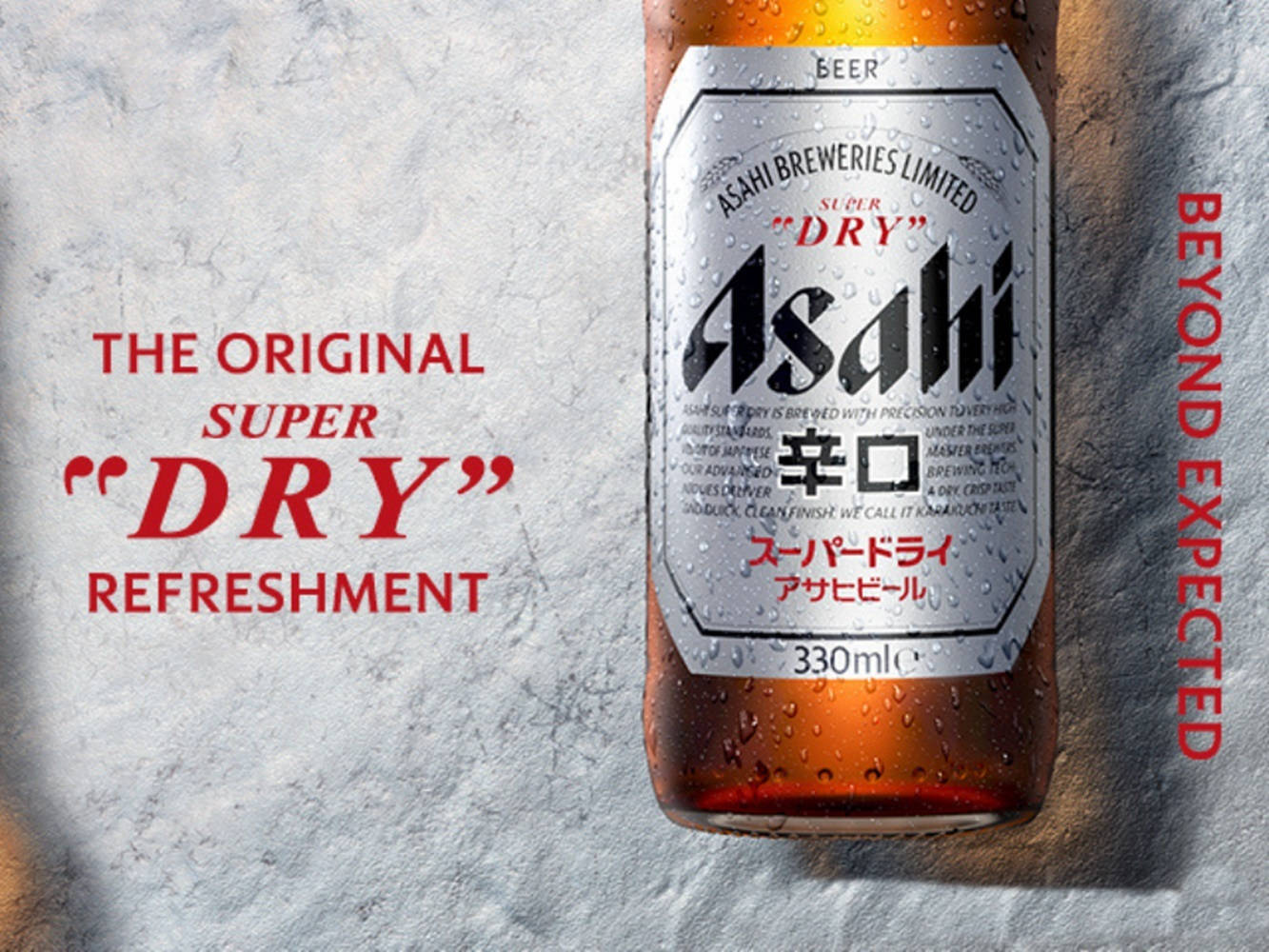 Beer 桌布 壁紙 — 一瓶冰涼的朝日超乾啤酒，瓶身凝結水珠，放在紋理混凝土表面上，旁邊是粗體的紅色品牌文字。