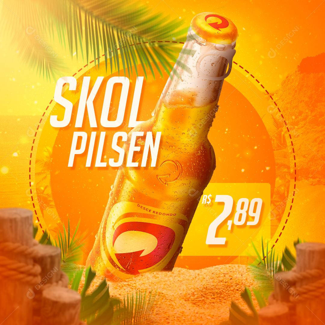 草地 桌布 壁紙 — 一瓶冰鎮的Skol Pilsen啤酒瓶放在沙中，在熱帶陽光下，有棕櫚葉和價格標籤。