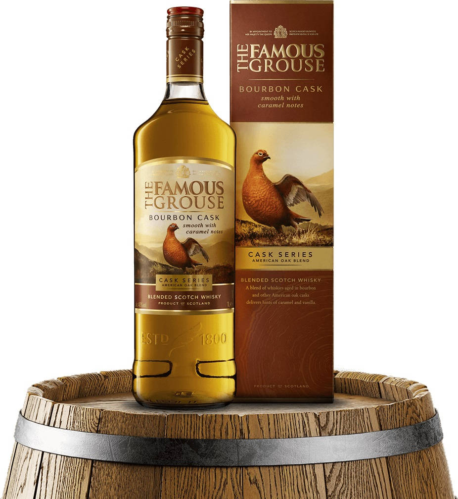 Whiskey 桌布 壁紙 — 一瓶及一盒 The Famous Grouse Bourbon Cask 威士忌放在一個帶有金屬箍的木桶上。