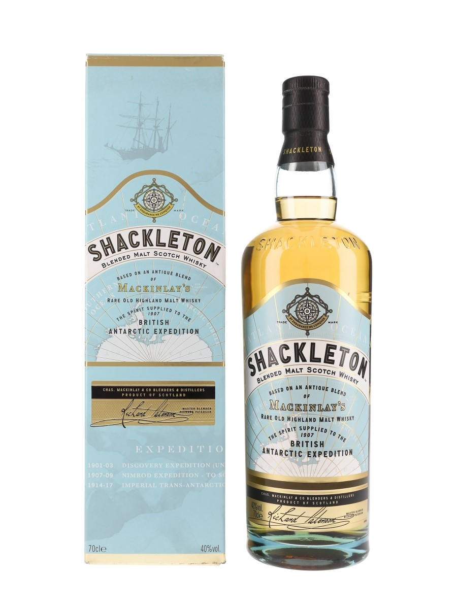 飲料 桌布 壁紙 — 一瓶及一盒Shackleton Blended Malt蘇格蘭威士忌，帶有復古南極探險品牌標誌和金色液體。