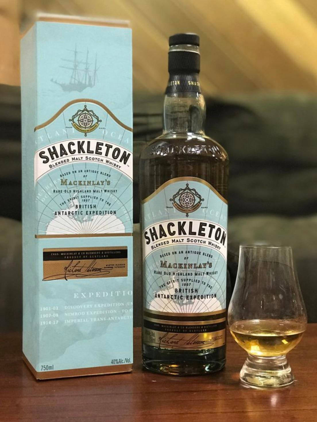 Drink 桌布 壁紙 — 一瓶及一盒Shackleton調和麥芽蘇格蘭威士忌，配上一杯琥珀色液體，置於木桌上。