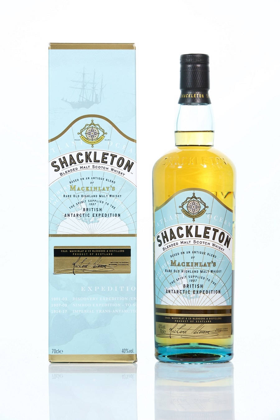 Drink 桌布 壁紙 — 一瓶及一盒Shackleton調和麥芽蘇格蘭威士忌，帶有復古南極探險品牌標誌，置於潔白背景上。