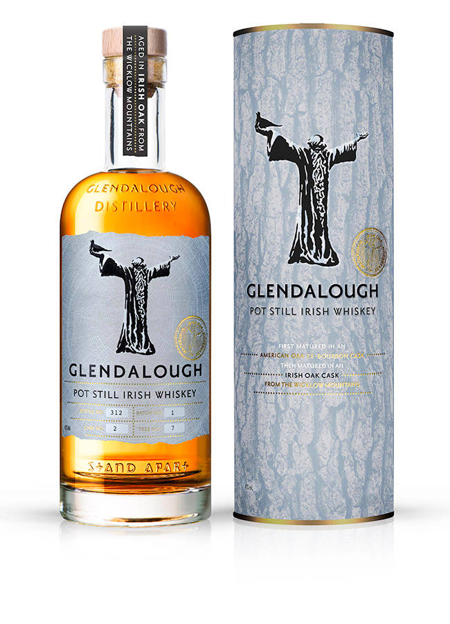 drinks 桌布 壁紙 — 一瓶和一支Glendalough Pot Still愛爾蘭威士忌，兩個包裝上都有風格化的人物圖案，背景為純白色。