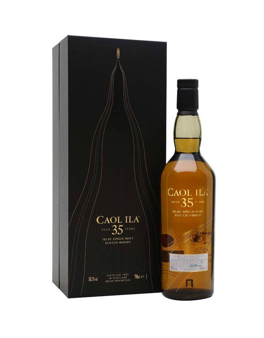 alcohol 桌布 壁紙 — 一瓶奢華的Caol Ila 35年艾雷島單一麥芽蘇格蘭威士忌，旁邊是其時尚的黑色禮盒，背景為純白色。