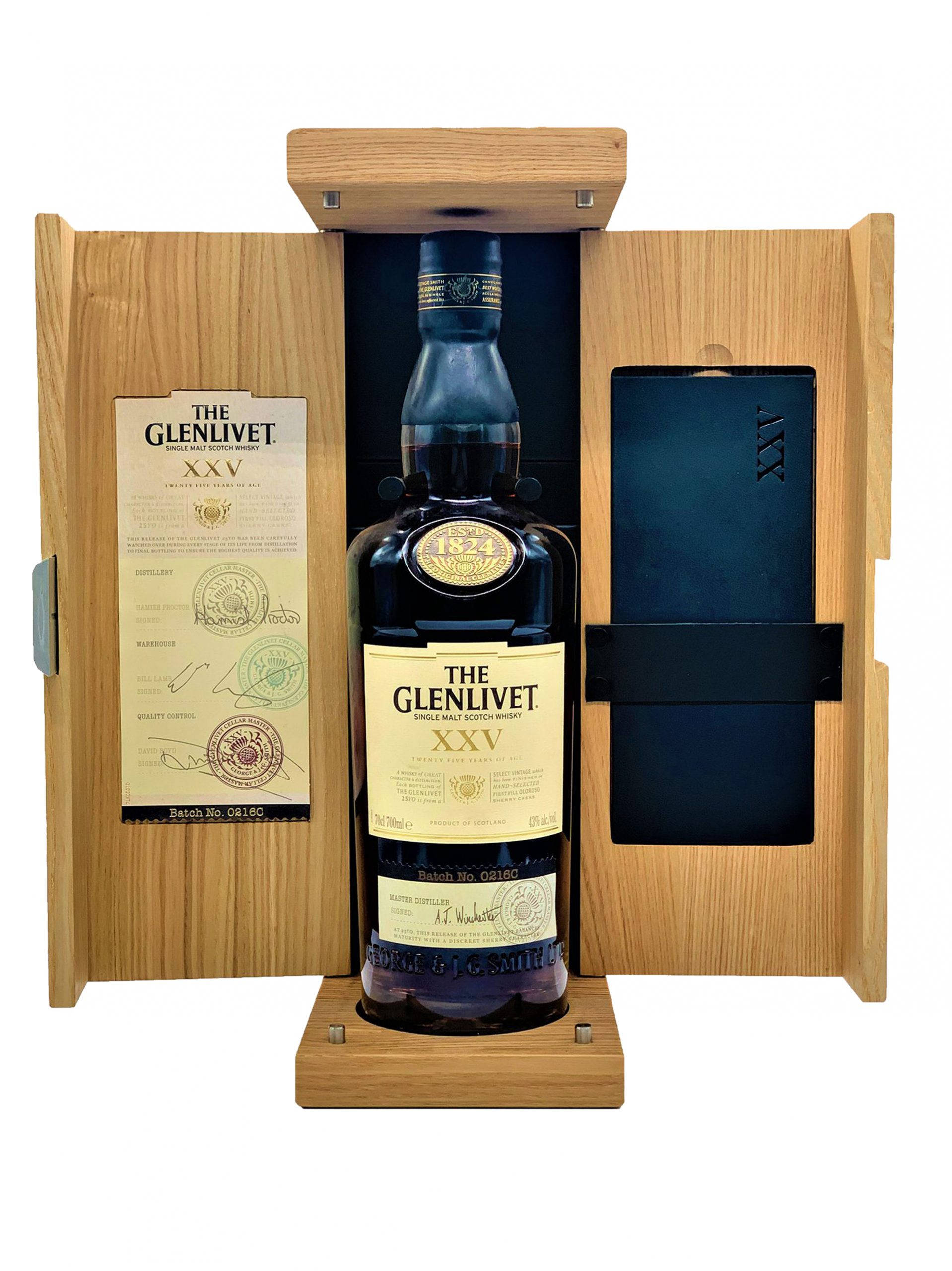 飲料 桌布 壁紙 — 一瓶奢華的The Glenlivet XXV單一麥芽威士忌，展示在一個帶有品牌內襯的開放式木製禮盒中。