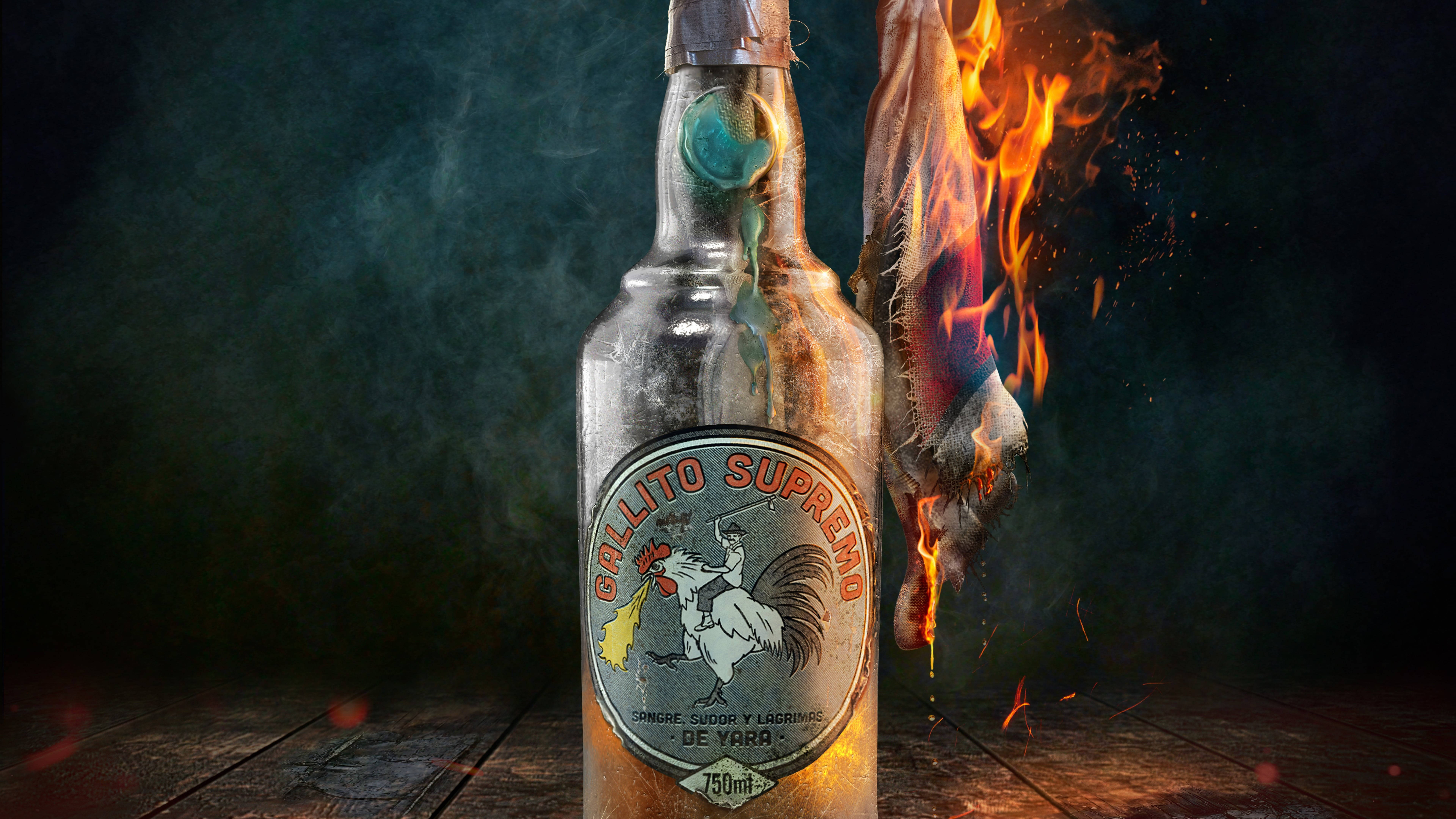 Far Cry 6 桌布 壁紙 — 一瓶帶有火熱公雞主題、標籤為 Gallito Supremo 的瓶子，站在木桌上一個燃燒的雞腿旁邊，背景是煙霧瀰漫的黑暗。