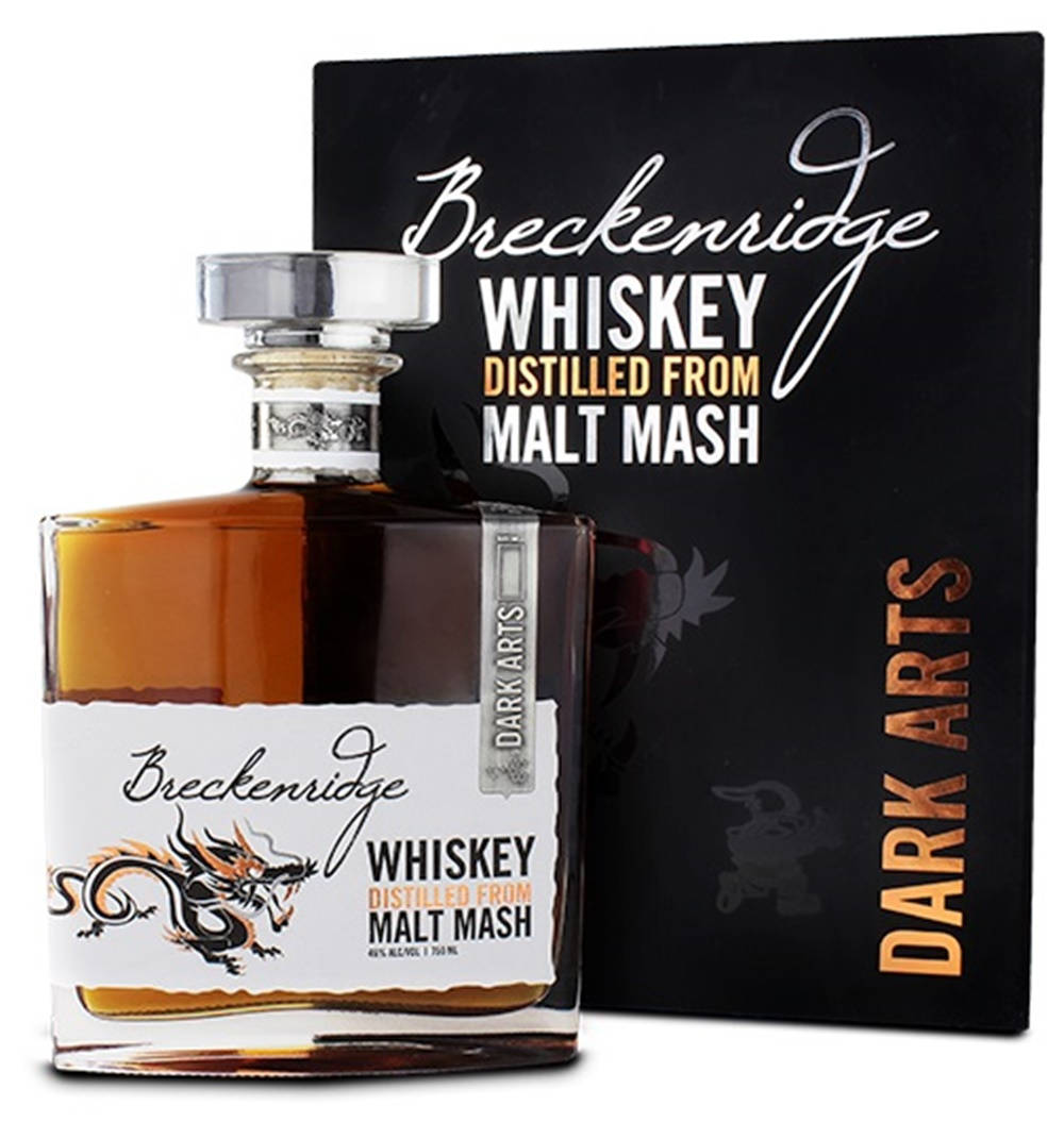 bottle 桌布 壁紙 — 一瓶帶有龍標籤的Breckenridge Dark Arts威士忌，旁邊是其帶有金色和白色文字的黑色盒子。