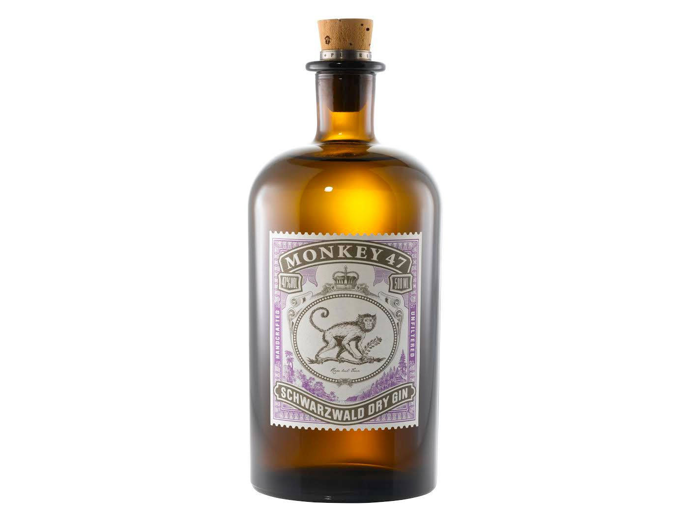 bottle 桌布 壁紙 — 一瓶復古琥珀色玻璃瓶裝的Monkey 47 Schwarzwald Dry Gin，配有軟木塞和帶有猴子圖案的華麗紫色標籤。
