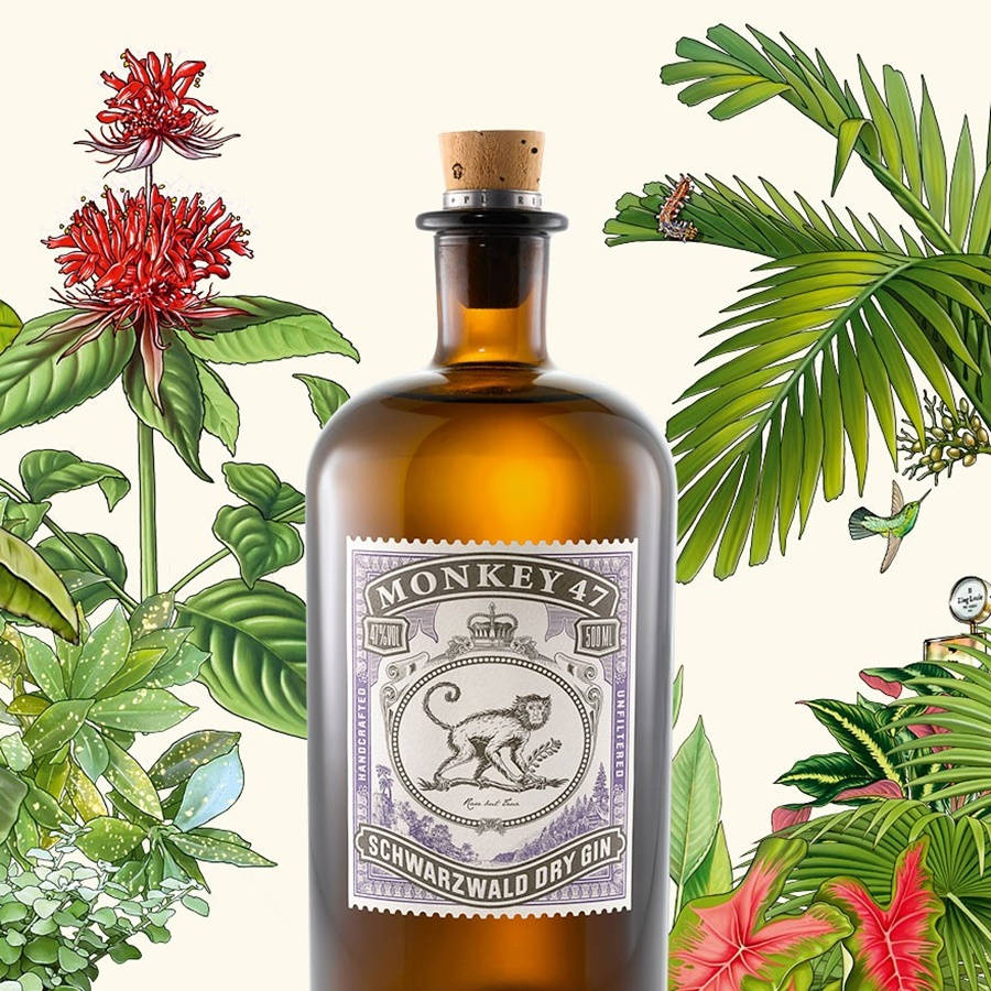 Drink 桌布 壁紙 — 一瓶復古琥珀色琴酒瓶，標籤為Monkey 47，周圍環繞著茂盛的熱帶植物和紅花。