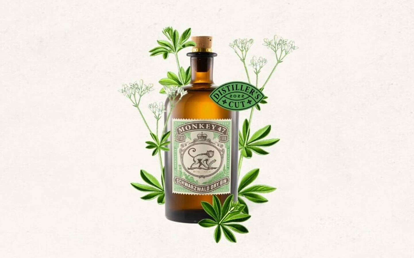 bottle 桌布 壁紙 — 一瓶復古琥珀色的Monkey 47 Schwarzwald Dry Gin，周圍環繞著新鮮的綠色香草和精緻的白色花朵，背景為有紋理的米白色。