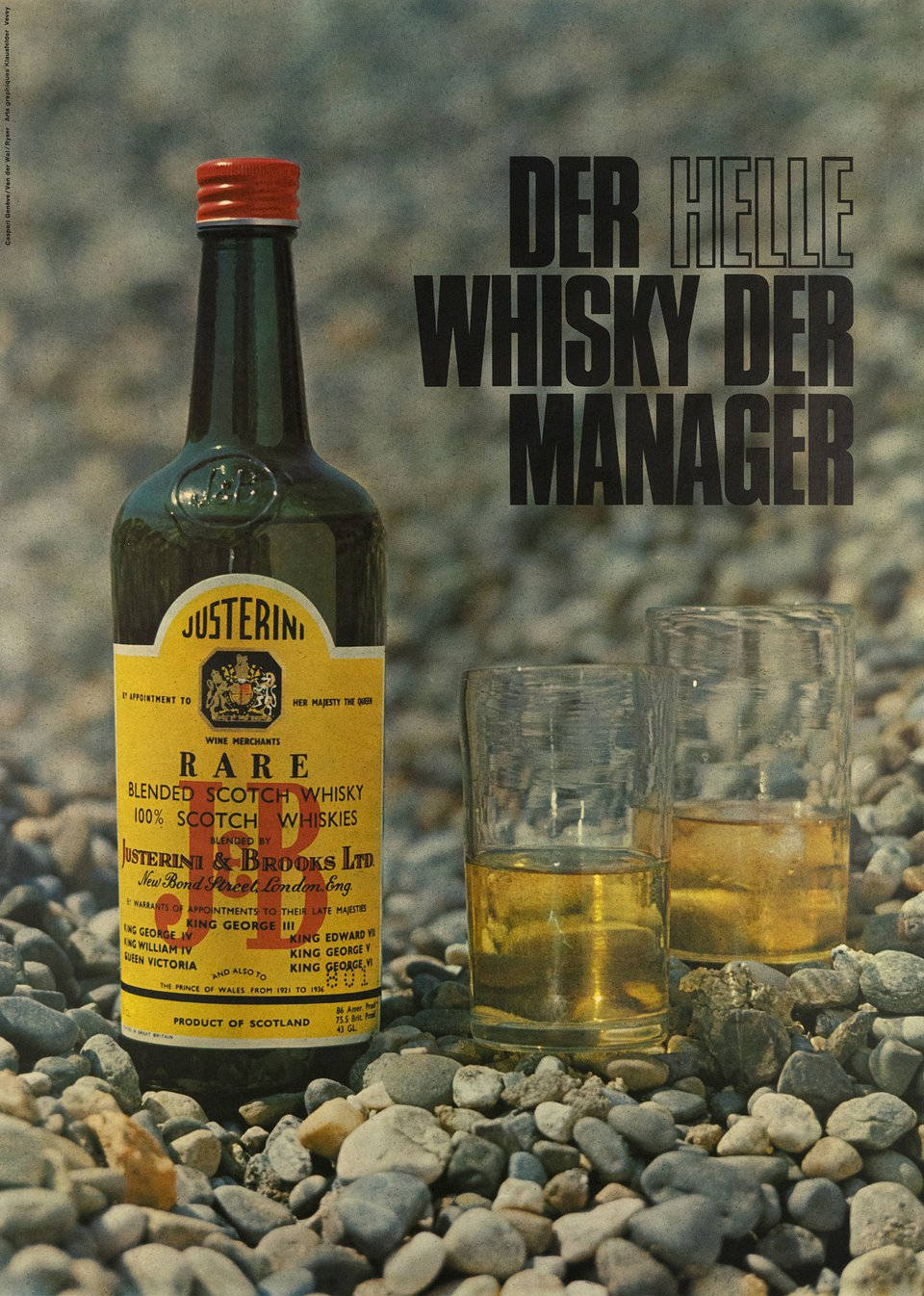 drinks 桌布 壁紙 — 一瓶復古的Justerini's威士忌和兩個玻璃杯放在卵石灘上，粗體德文文字宣告「Der Helle Whisky Der Manager」。