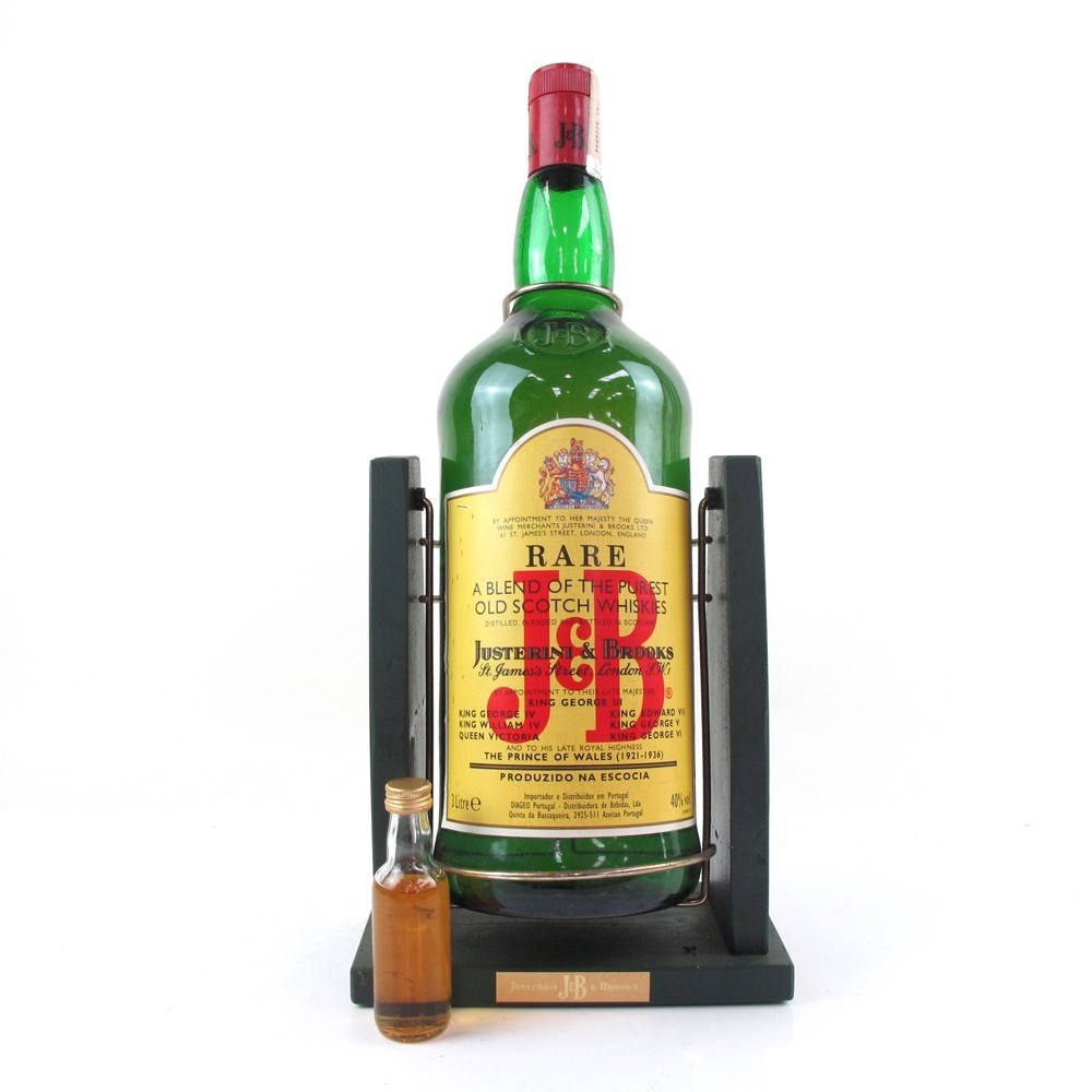 drinks 桌布 壁紙 — 一瓶復古綠色Justerini & Brooks Rare Scotch Whisky放在黑色展示架上，旁邊有一瓶迷你版，背景為白色。