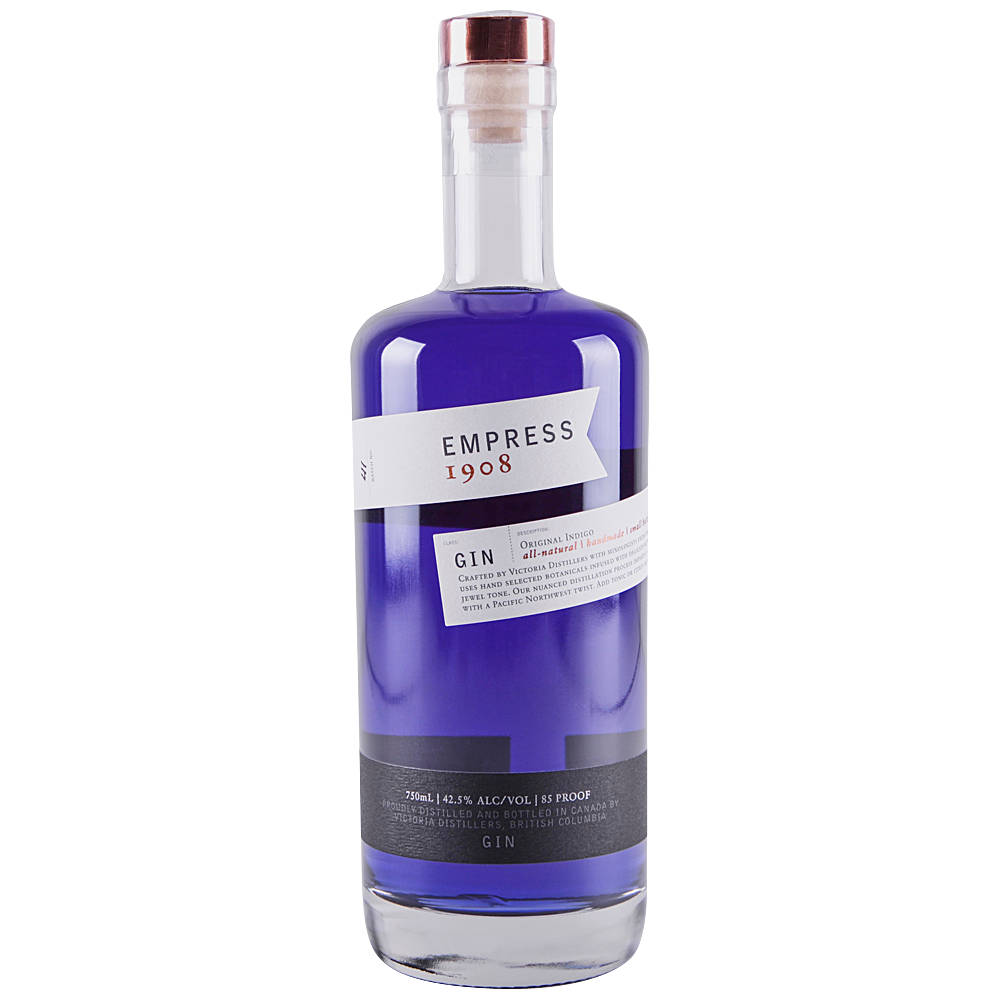 bottle 桌布 壁紙 — 一瓶時尚的Empress 1908琴酒，帶有鮮豔的紫色液體和極簡標籤設計，置於潔淨的白色背景上。