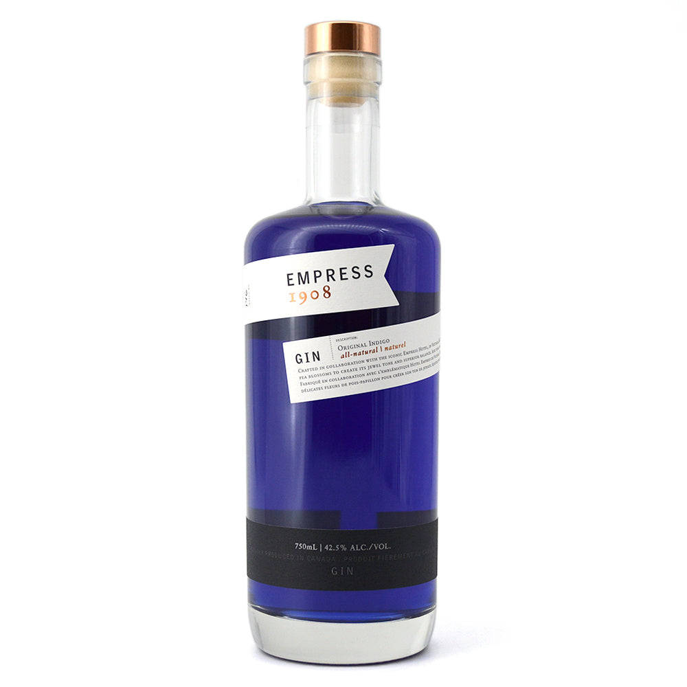 bottle 桌布 壁紙 — 一瓶時尚的Empress 1908琴酒，深藍色液體和銅蓋，孤立在白色背景上。