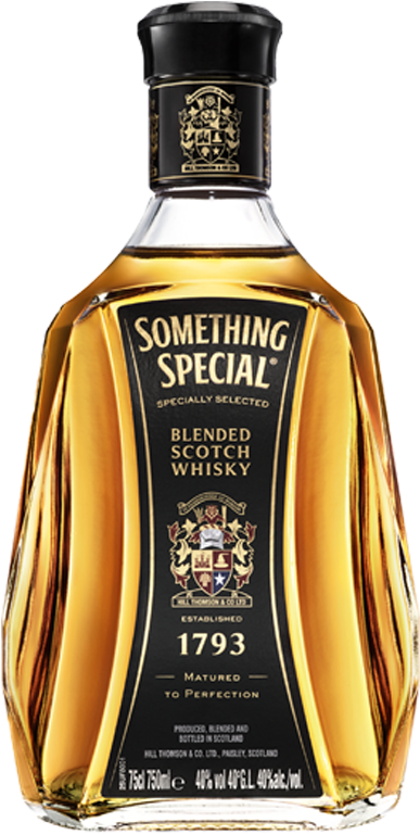 蘇格蘭 桌布 壁紙 — 一瓶時尚的Something Special Blended Scotch Whisky，金色液體和黑色標籤，背景為純白色。