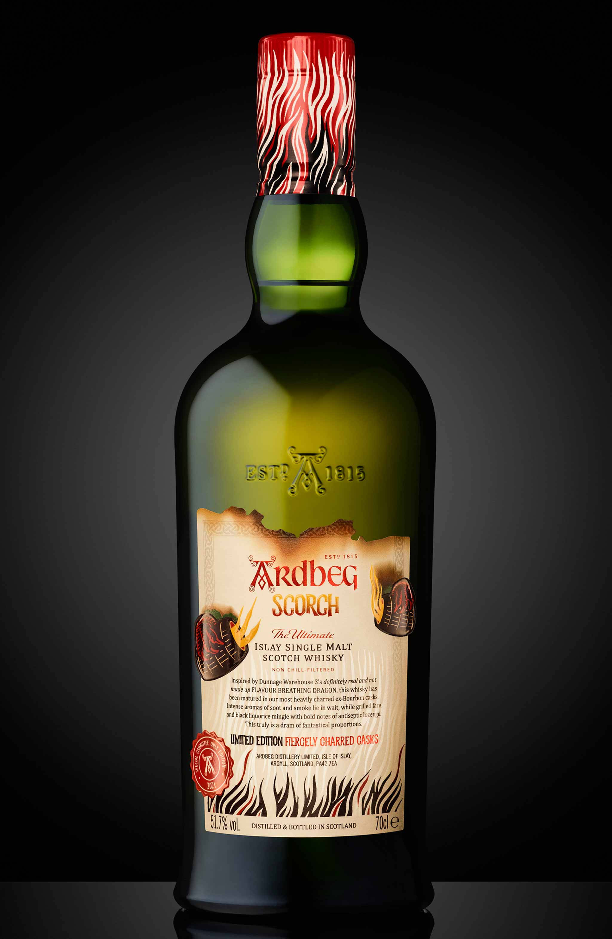 bottle 桌布 壁紙 — 一瓶時尚的綠色Ardbeg Scorch威士忌，帶有火紅和黑色斑馬條紋瓶蓋，在深色漸變背景上居中擺放。