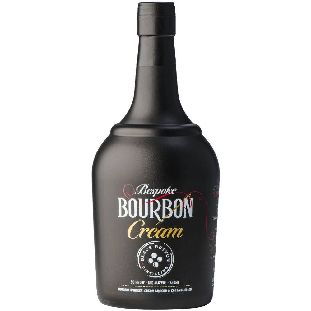 alcohol 桌布 壁紙 — 一瓶時尚的霧面黑色 Bespoke Bourbon Cream 利口酒，孤立在純白色背景上。