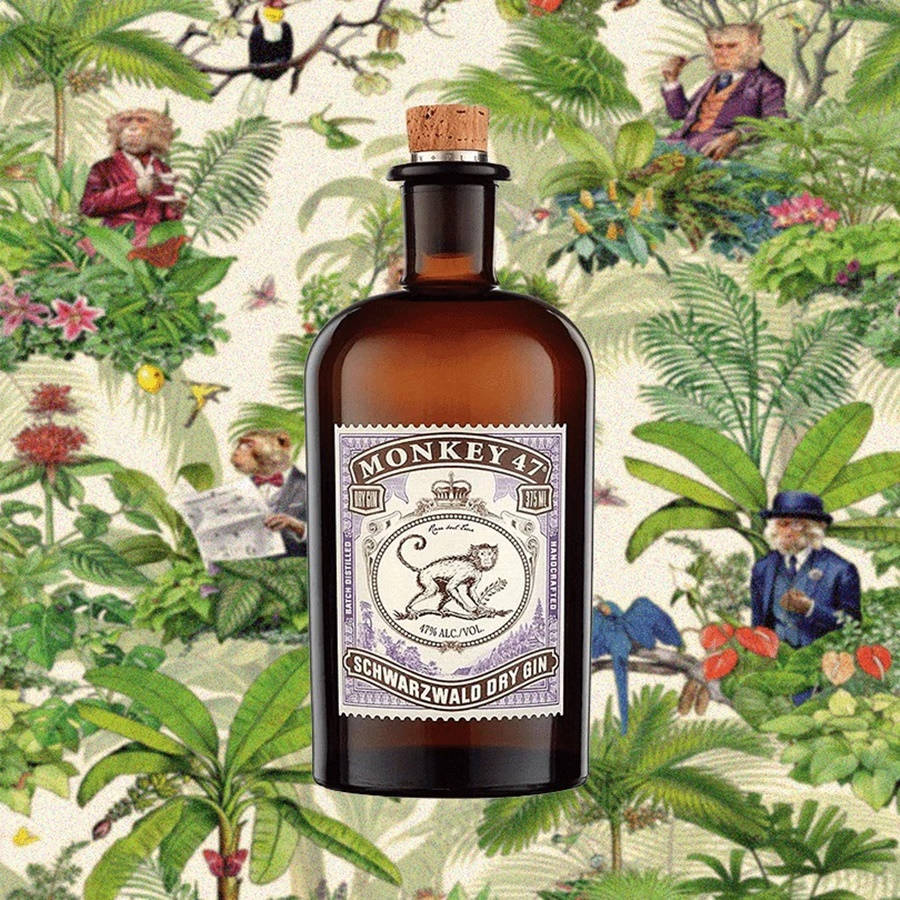 cocktail 桌布 壁紙 — 一瓶棕色的Monkey 47琴酒，置於茂密叢林壁紙中央，壁紙上有猴子及穿著復古服裝的紳士。