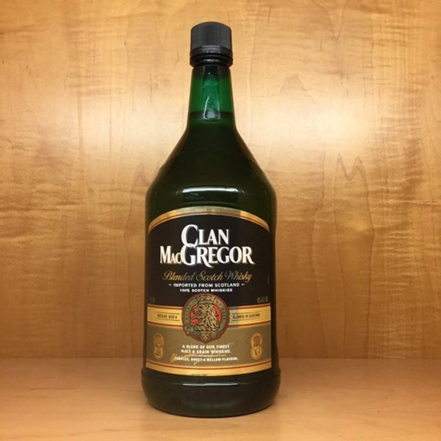 Whiskey 桌布 壁紙 — 一瓶深綠色的 Clan MacGregor 調和蘇格蘭威士忌，置中放在溫暖的木質表面上，背景為相配的木紋。