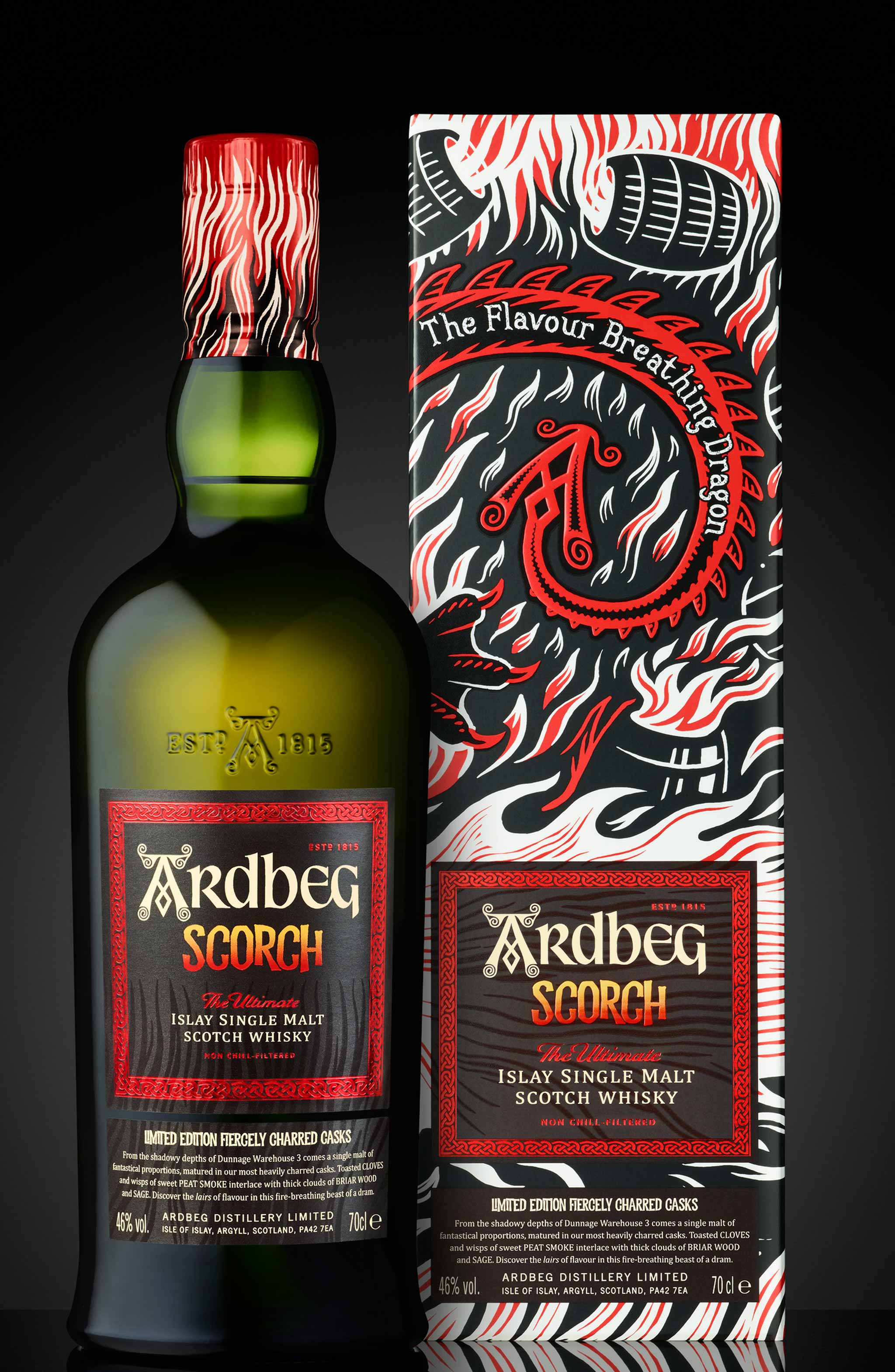 bottle 桌布 壁紙 — 一瓶深綠色的Ardbeg Scorch威士忌，帶有紅白斑馬紋瓶蓋，旁邊是其裝飾盒，盒上在黑色背景中呈現火焰紅龍設計。