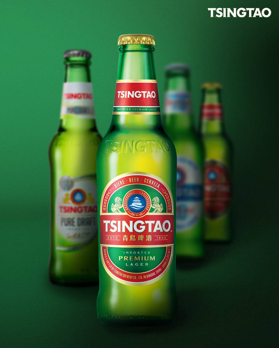 booze 桌布 壁紙 — 一瓶清晰對焦的綠色青島啤酒瓶，正面居中，背景為綠色漸變背景，後面有模糊的瓶子。