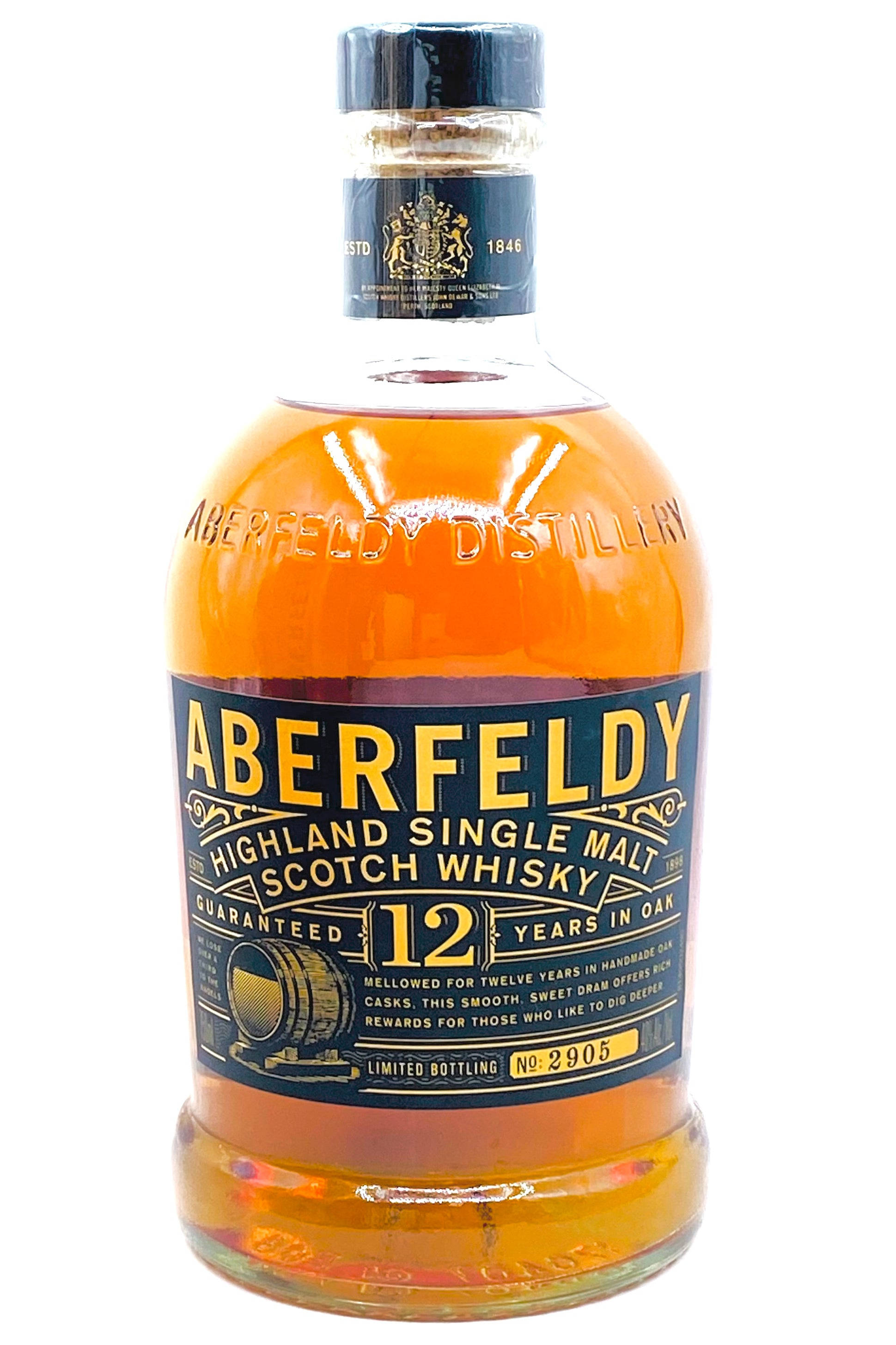 Drink 桌布 壁紙 — 一瓶清澈玻璃瓶裝的Aberfeldy 12年高地單一麥芽蘇格蘭威士忌，帶有琥珀色液體和詳細標籤，背景為白色。