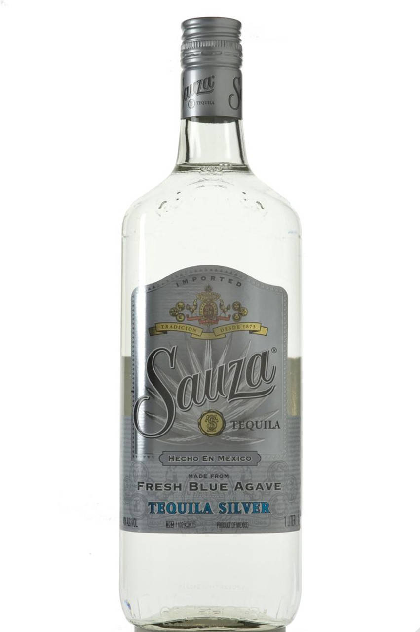 白色 桌布 壁紙 — 一瓶清澈的 Sauza Tequila Silver 酒瓶孤立地矗立在純白背景上，展示其銀色標籤和優雅字體。