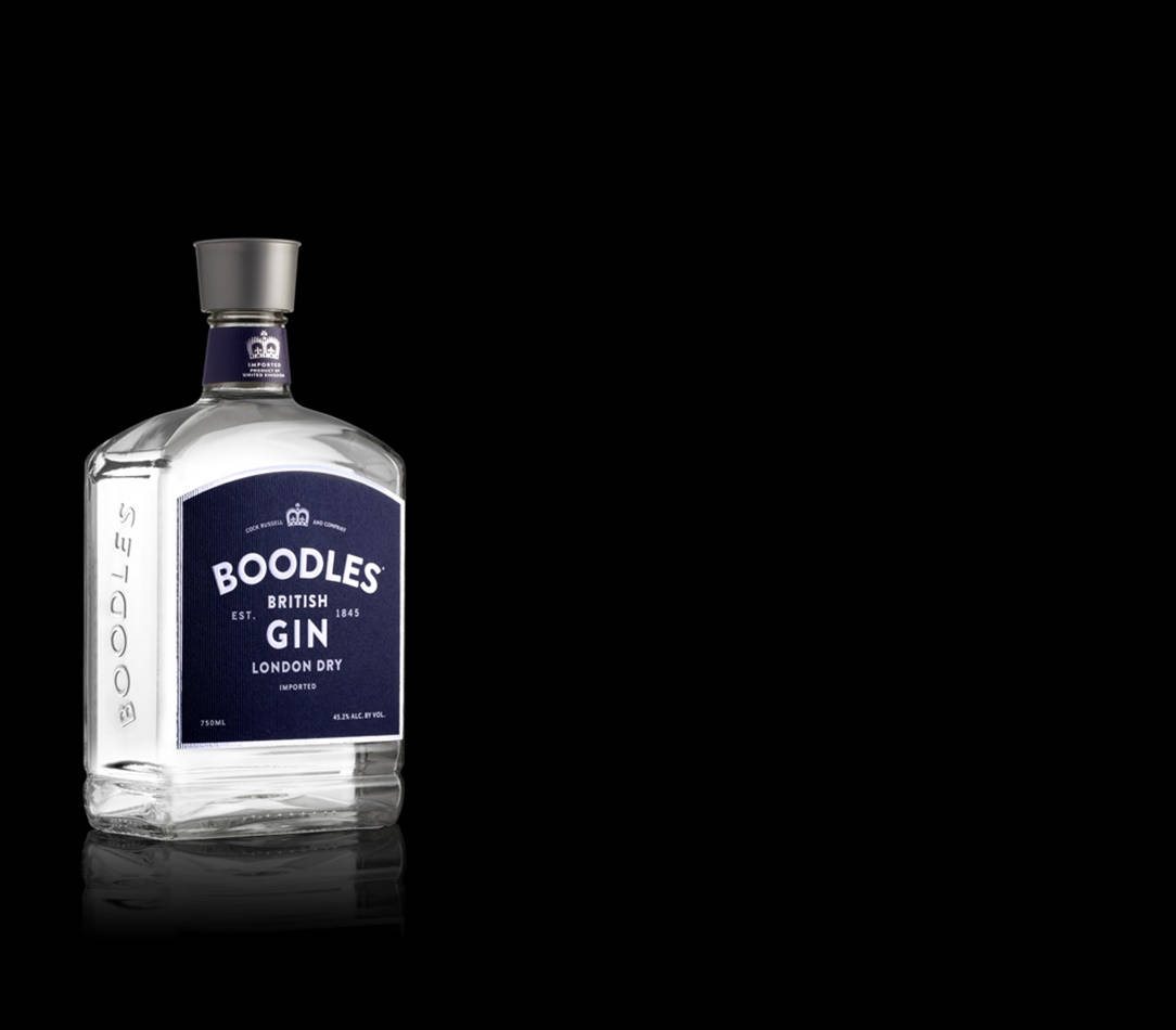 bottle 桌布 壁紙 — 一瓶清澈的Boodles British Gin玻璃瓶，在純黑背景上孤立呈現，帶有微妙的倒影。
