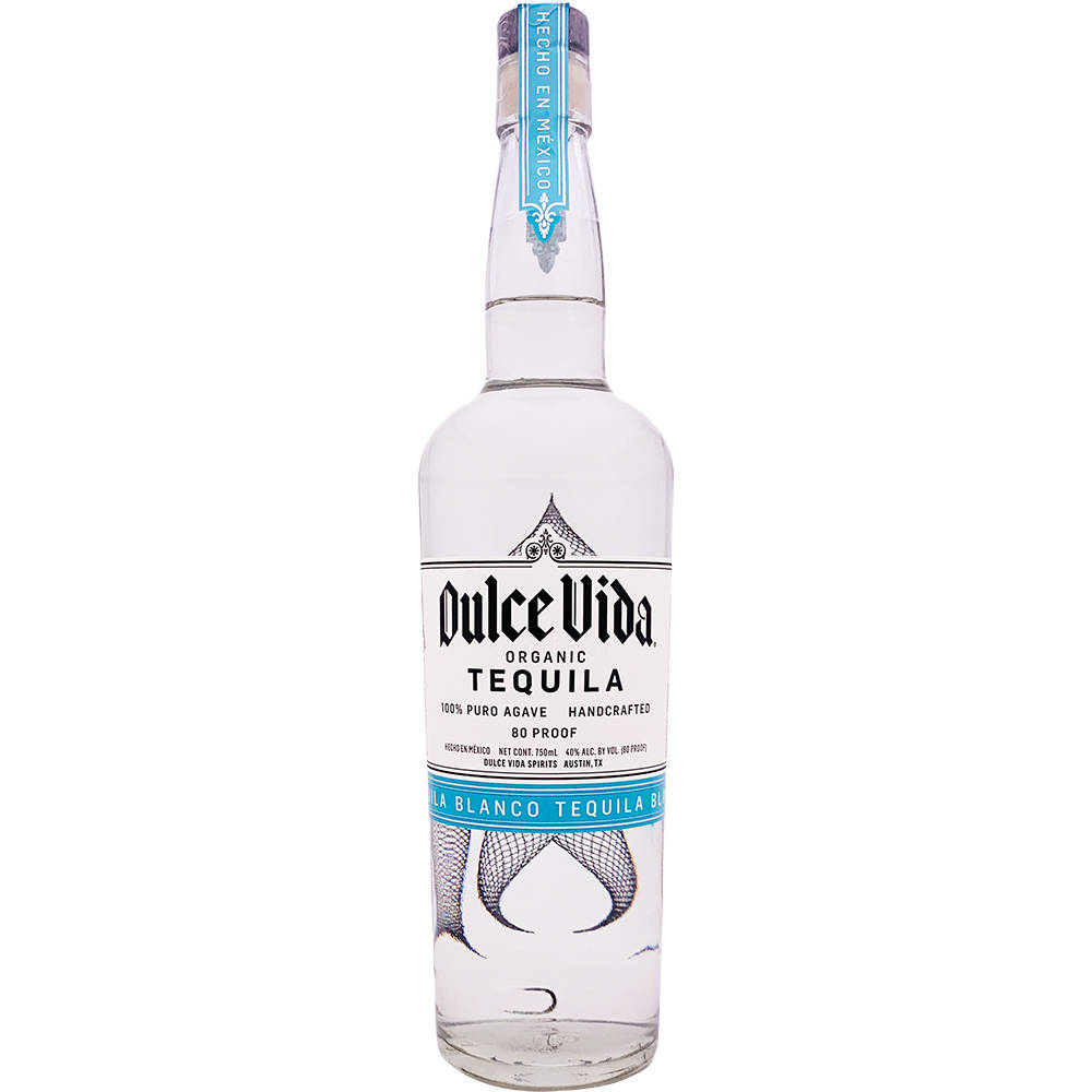 cocktail 桌布 壁紙 — 一瓶清澈的Dulce Vida Organic Blanco Tequila孤立地立在純白背景前，展示其簡約標籤和優雅設計。