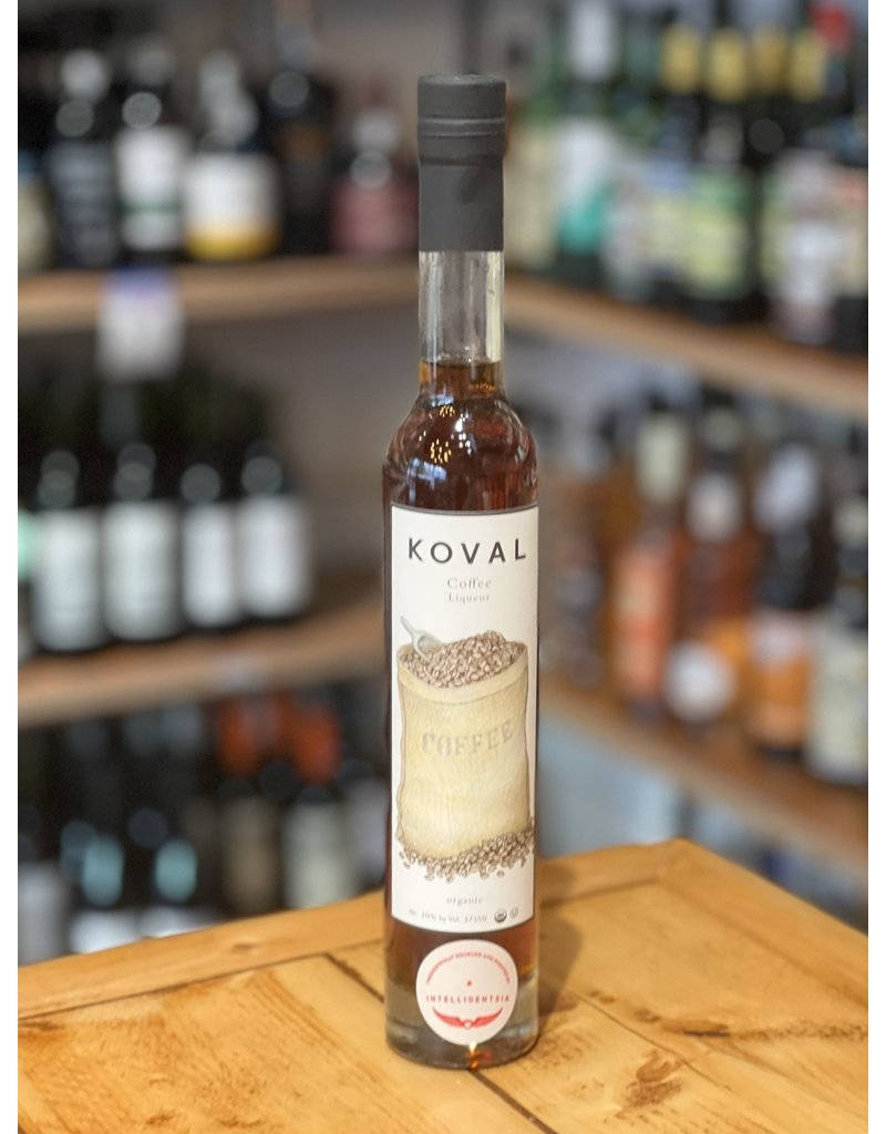 咖啡動圖 桌布 壁紙 — 一瓶清澈的Koval Coffee Liqueur放在質樸的木製櫃檯中央，背景是模糊的酒架。