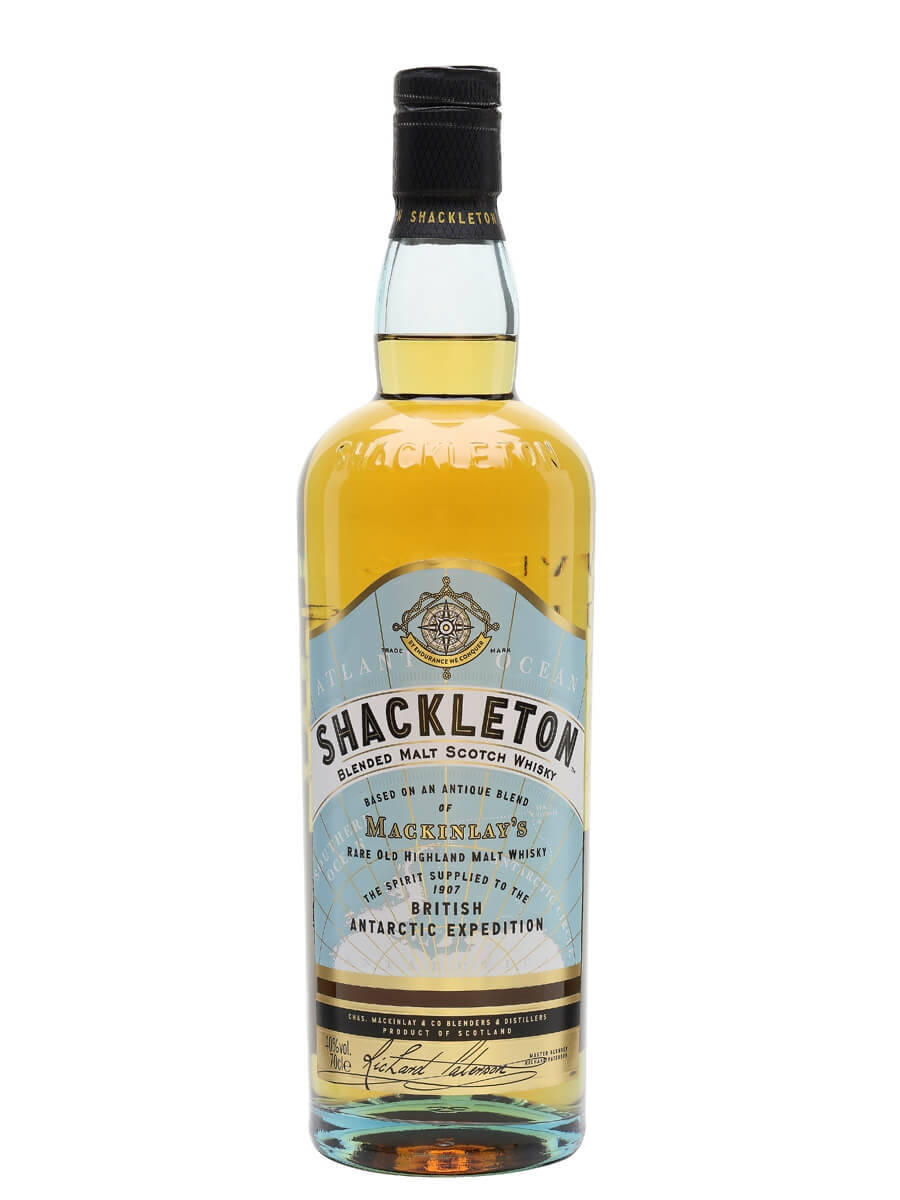 Drink 桌布 壁紙 — 一瓶清澈的Shackleton調和麥芽蘇格蘭威士忌，帶有金色液體和復古南極探險標籤。