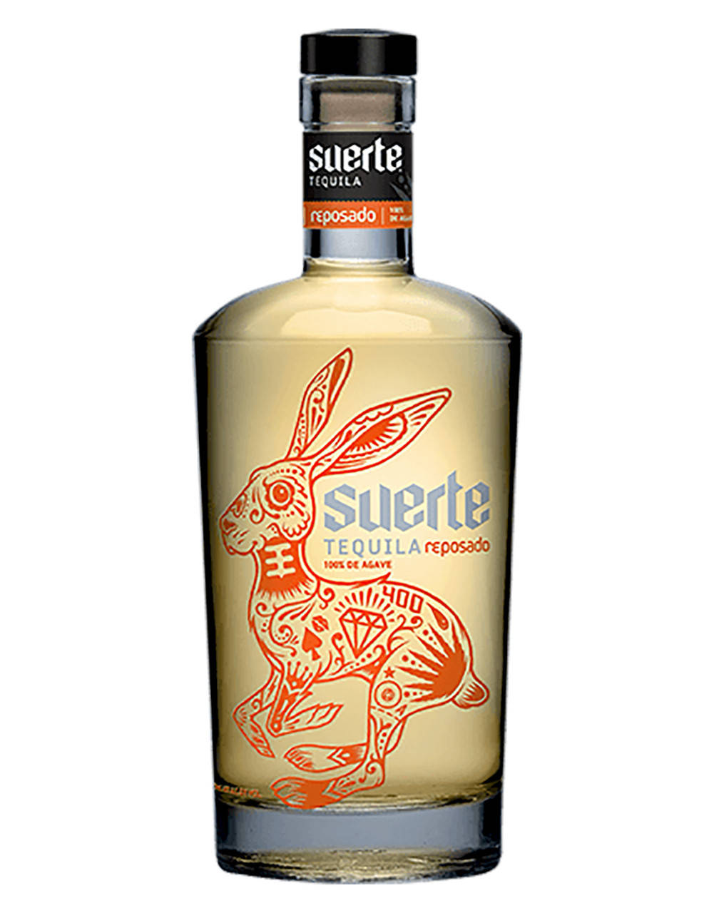 bottle 桌布 壁紙 — 一瓶清澈的Suerte reposado龍舌蘭酒，在金色液體上呈現精緻設計的橙色兔子插圖。