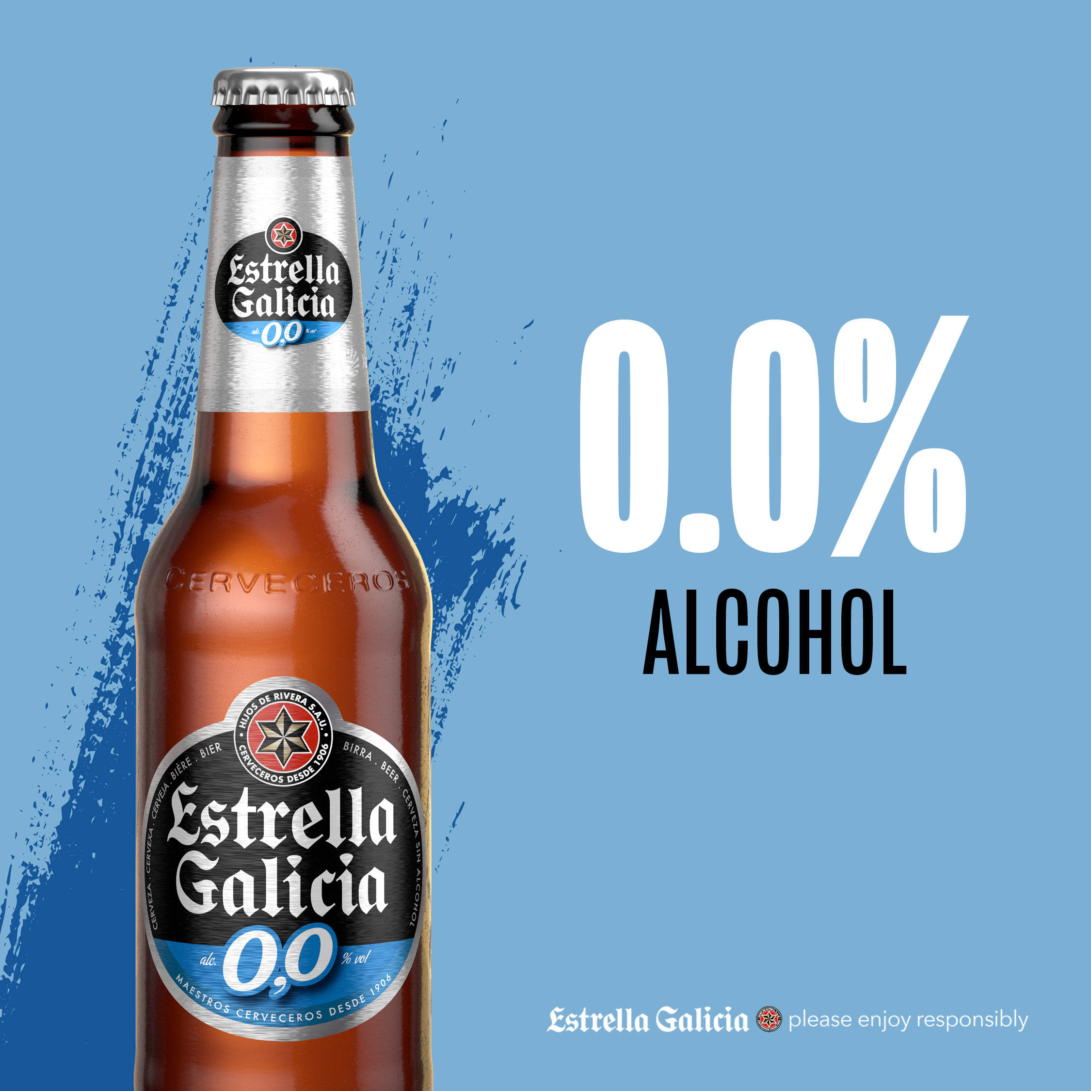 Beer 桌布 壁紙 — 一瓶清澈的棕色 Estrella Galicia 0.0% 無酒精啤酒，在藍色背景前，以粗體文字宣稱其零酒精含量。