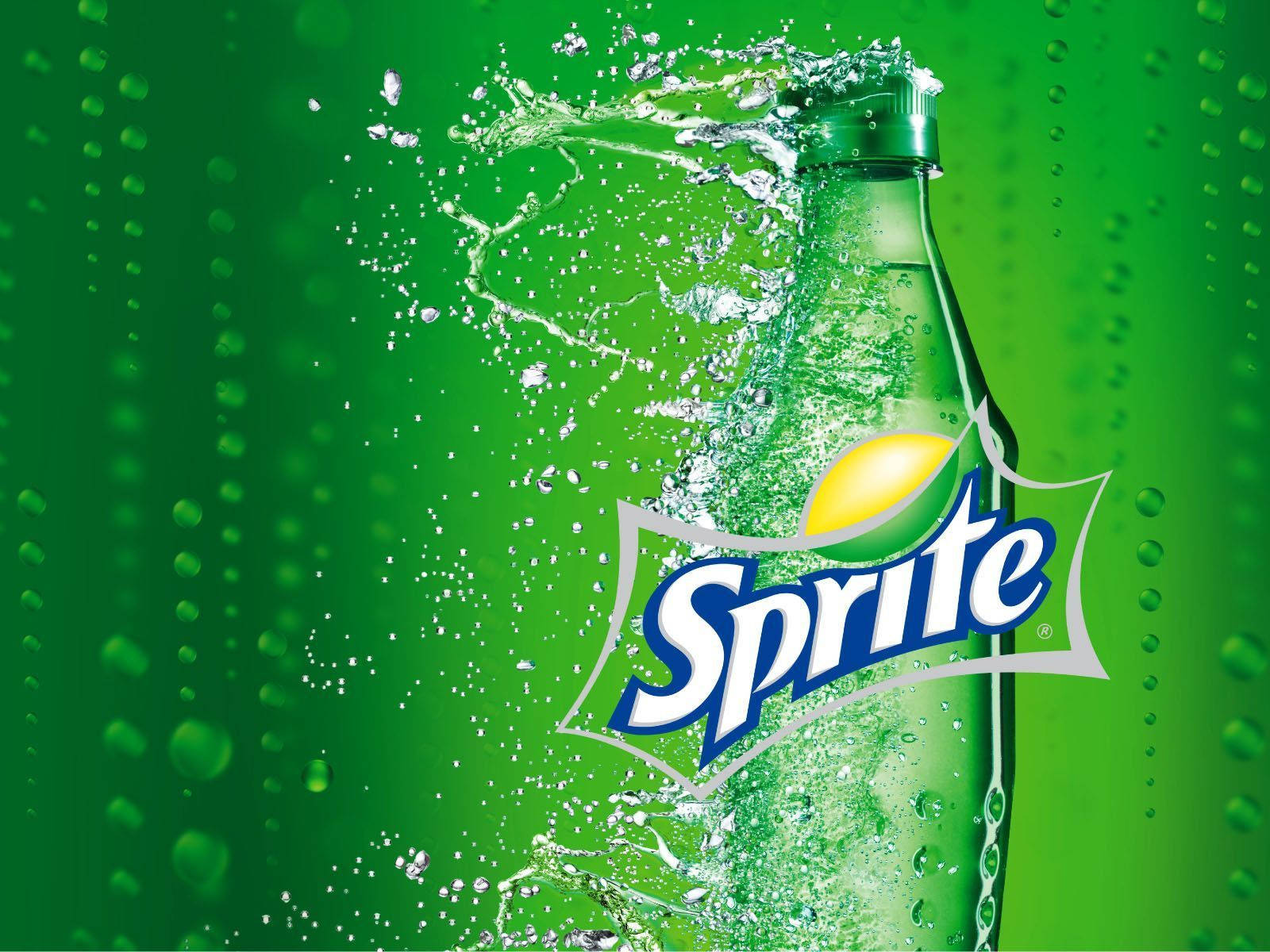 Drink 桌布 壁紙 — 一瓶清爽的雪碧汽水在充滿冷凝水滴的鮮綠色背景上迸發出冰水。
