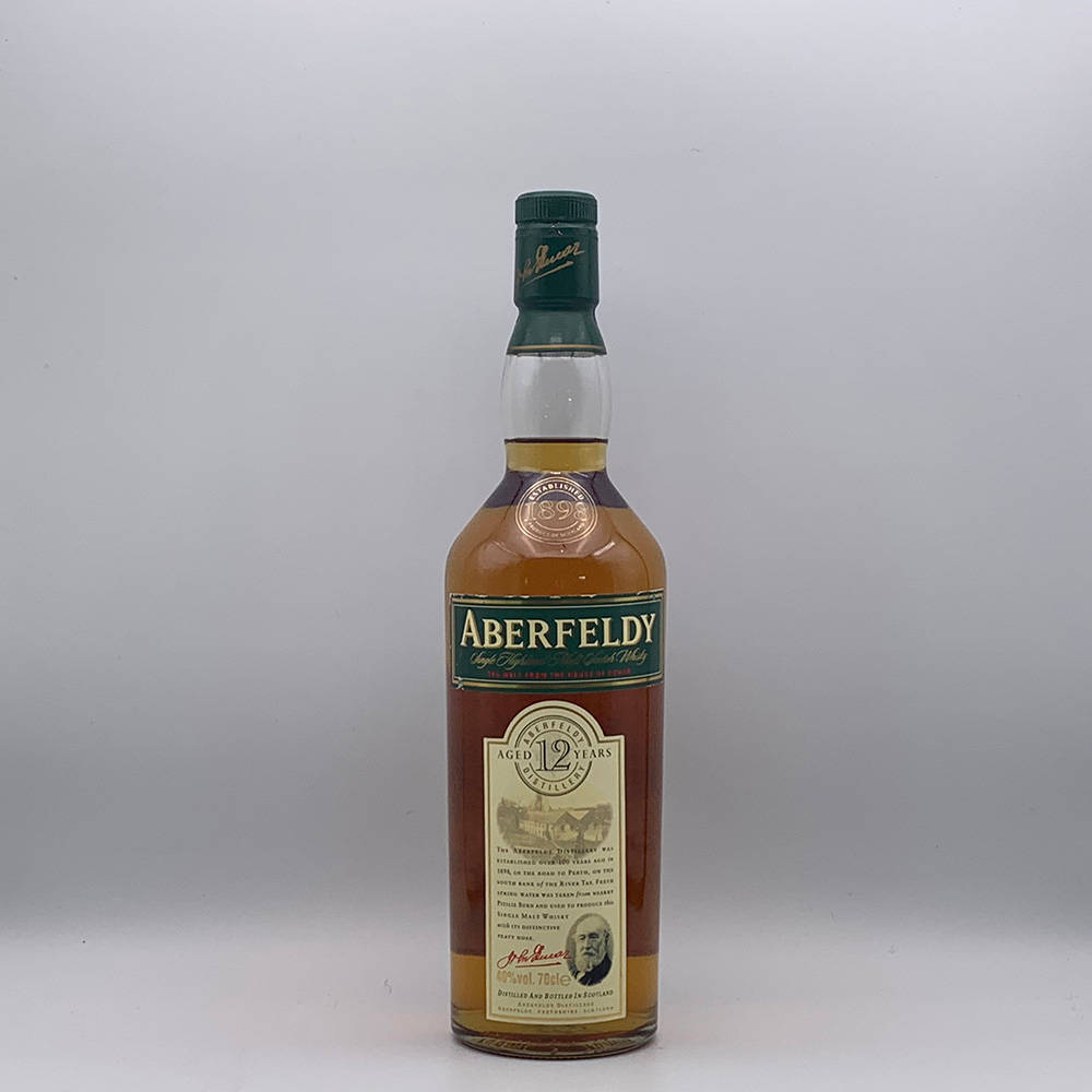 飲料 桌布 壁紙 — 一瓶滿的 Aberfeldy 12 年單一麥芽威士忌，置中於純白背景前。