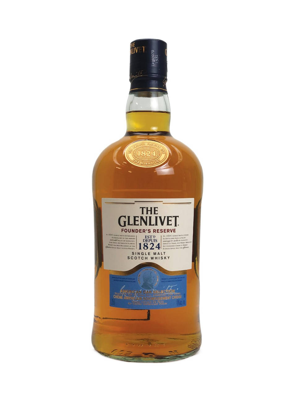 飲料 桌布 壁紙 — 一瓶滿載的 The Glenlivet Founder's Reserve 單一麥芽蘇格蘭威士忌，琥珀色液體，金色封條，白色背景。