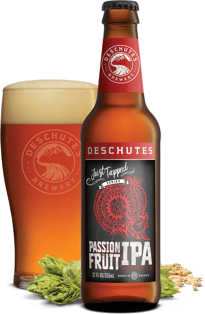 Passion Fruit 桌布 壁紙 — 一瓶琥珀色的Deschutes Passion Fruit IPA啤酒放在一個泡沫豐富的玻璃杯旁邊，周圍散落著新鮮的啤酒花和穀物。