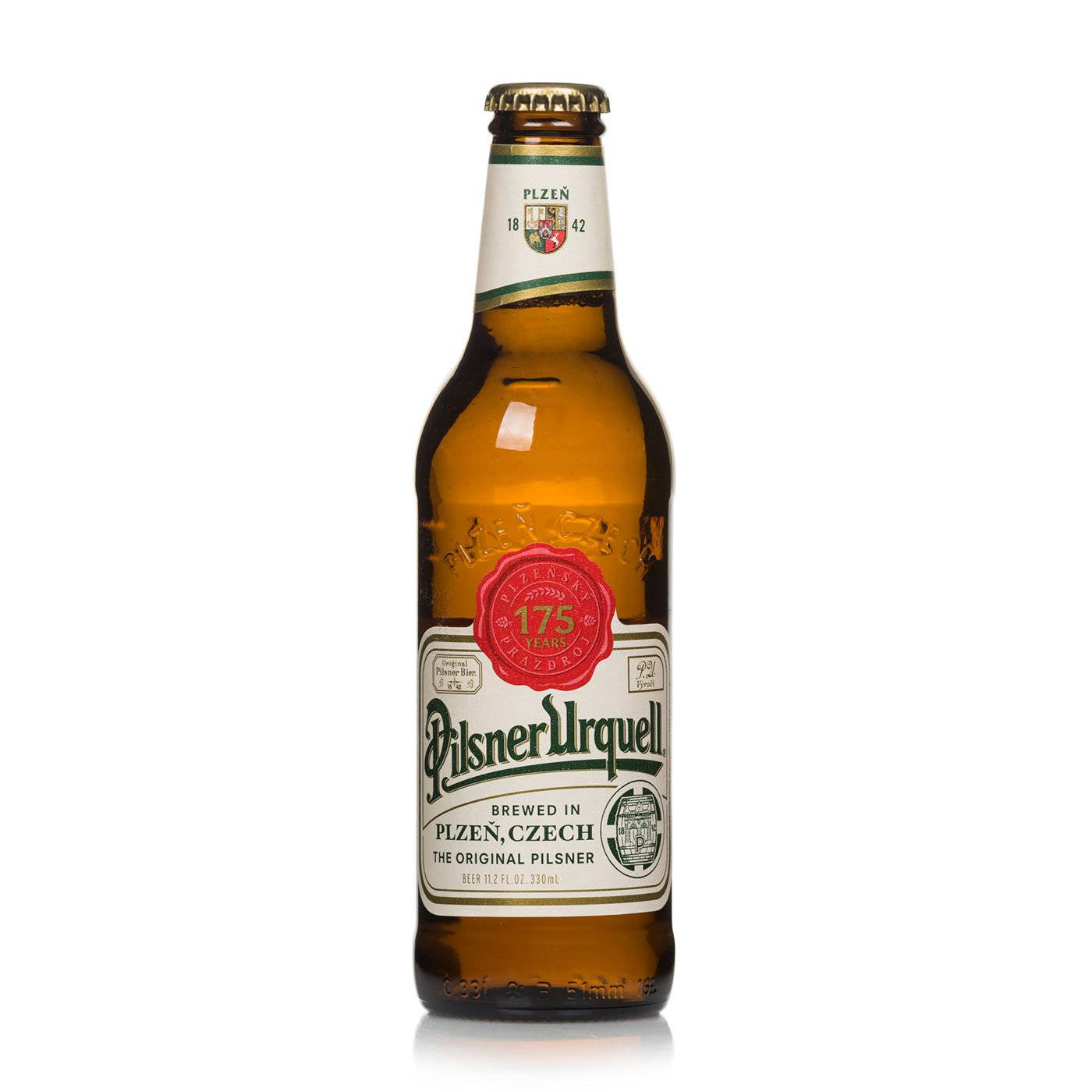 booze 桌布 壁紙 — 一瓶琥珀色的Pilsner Urquell啤酒瓶置於純白背景中央，標籤細節清晰，帶有輕微反光。