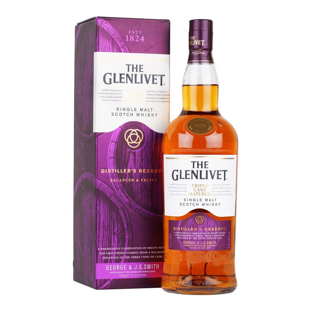 飲料 桌布 壁紙 — 一瓶紫色包裝的The Glenlivet Distiller's Reserve單一麥芽蘇格蘭威士忌，旁邊放著它的盒子，背景為白色。