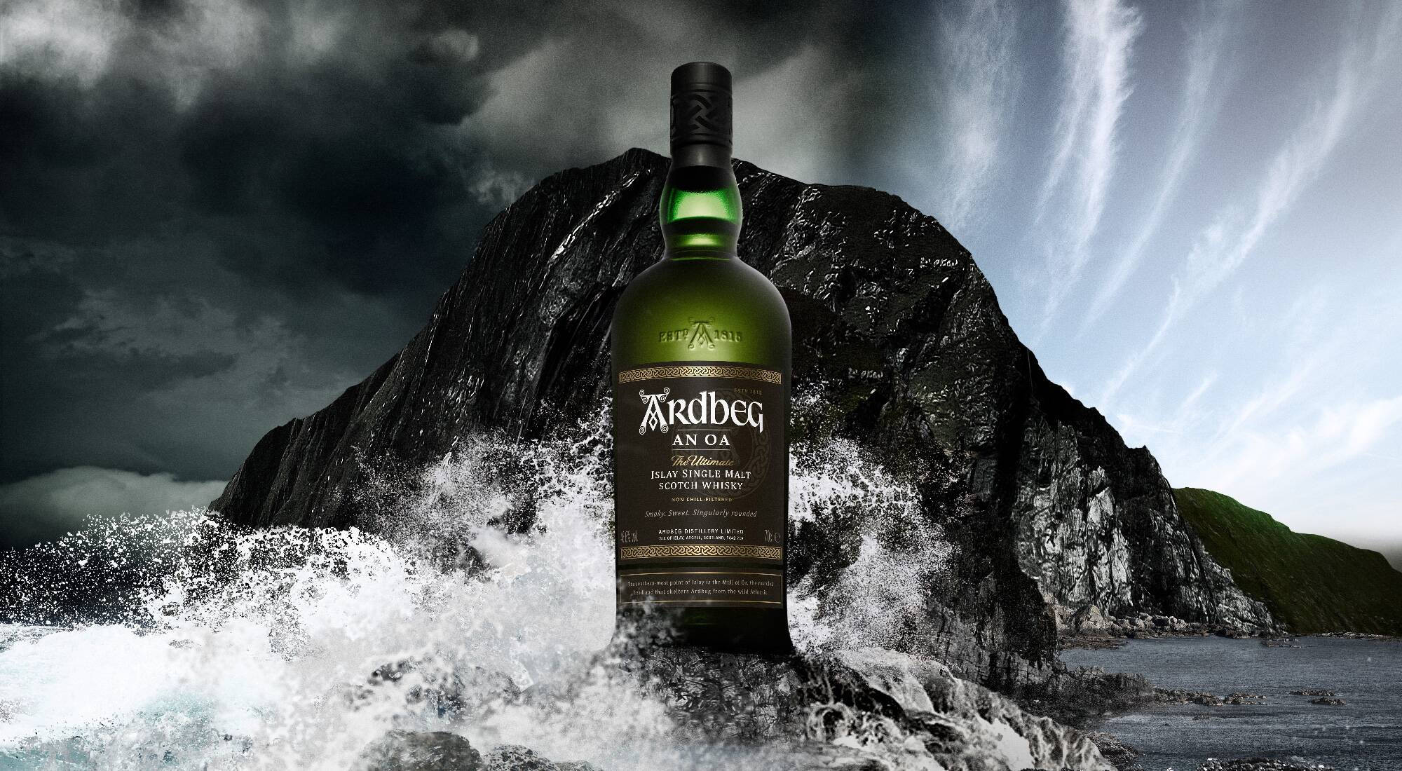 颶風 桌布 壁紙 — 一瓶綠色Ardbeg An Oa威士忌酒瓶在洶湧的海浪中屹立不搖，背景是暴風雨中的懸崖。