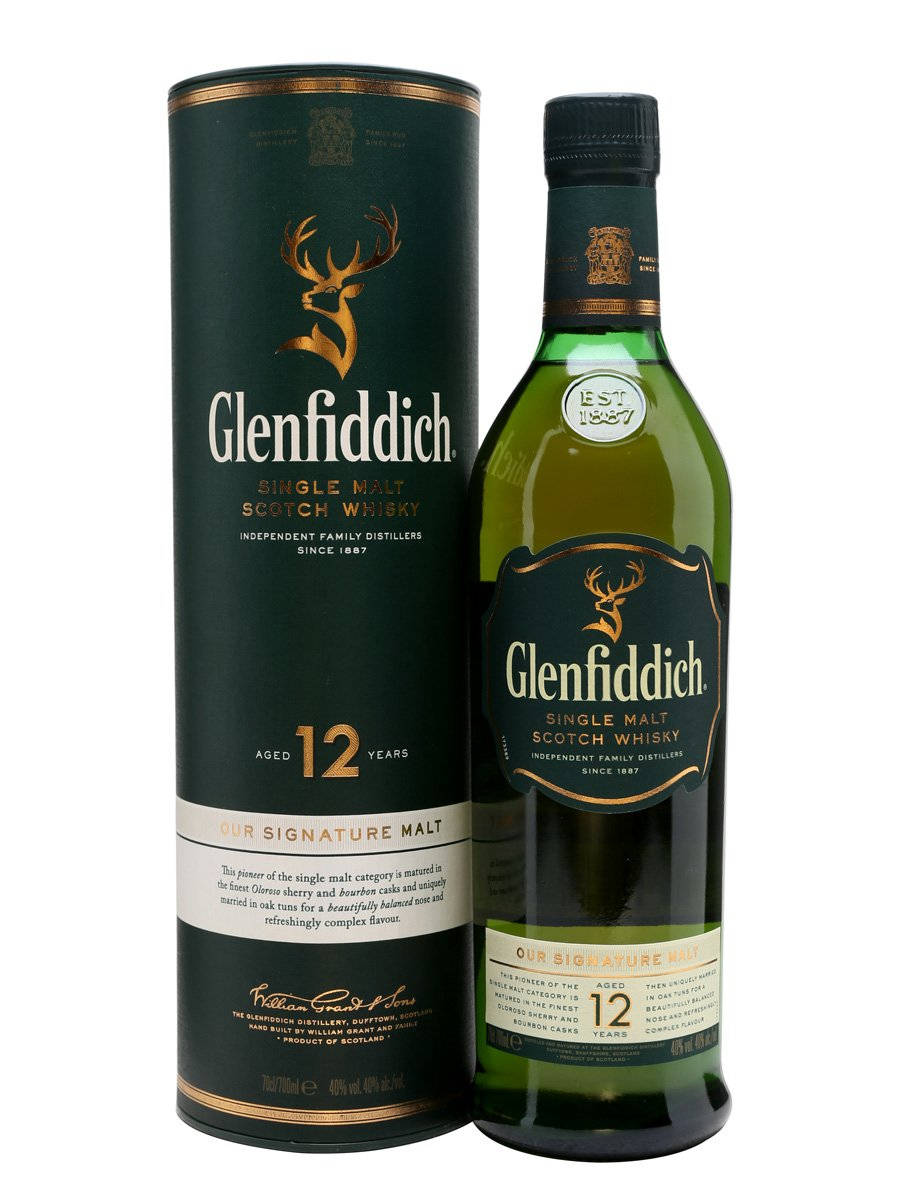 alcohol 桌布 壁紙 — 一瓶綠色玻璃瓶裝的 Glenfiddich 12 年單一麥芽蘇格蘭威士忌，旁邊是其深綠色圓柱形盒子，帶有金色雄鹿標誌和文字。