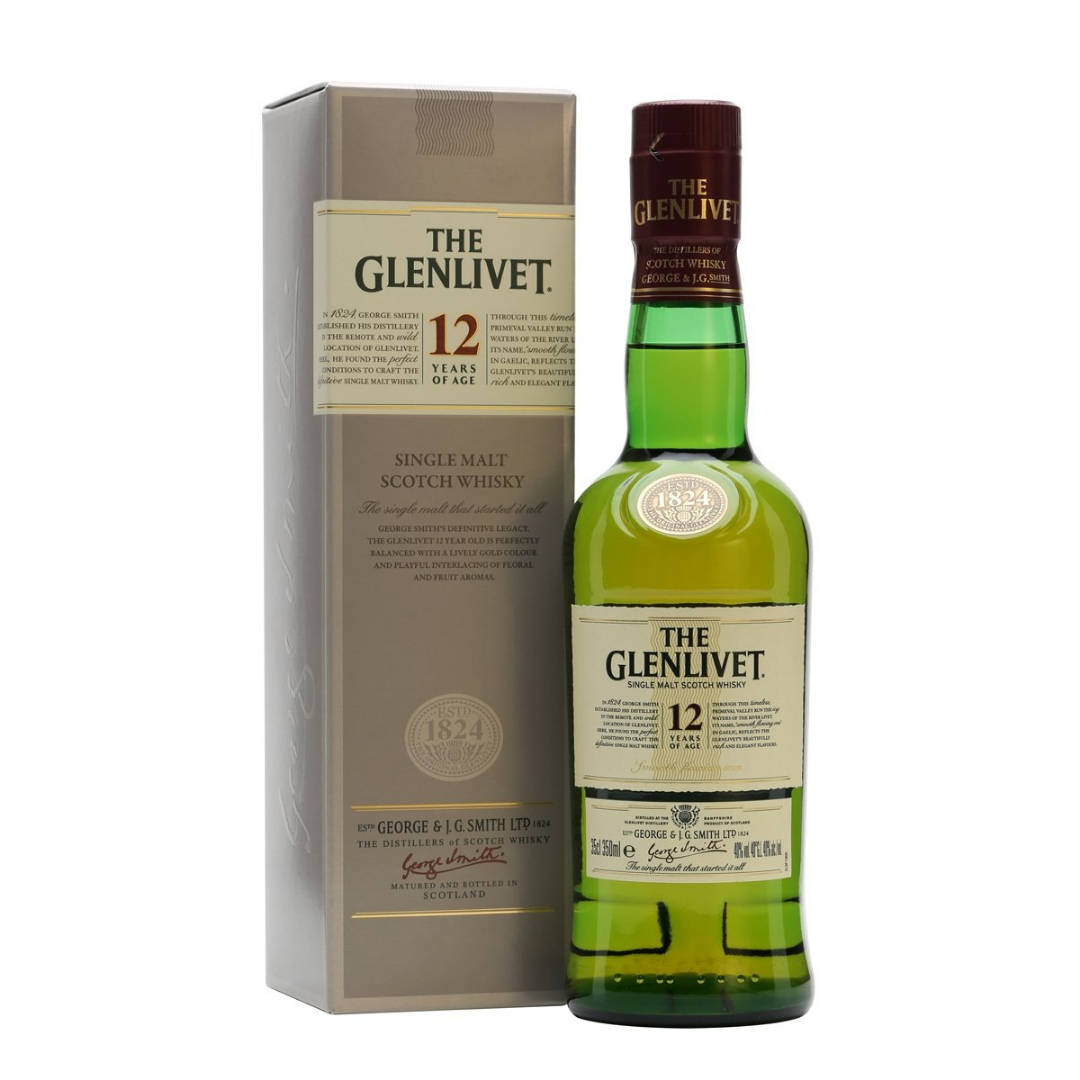 Drink 桌布 壁紙 — 一瓶綠色玻璃瓶裝的 The Glenlivet 12 Year Old 單一麥芽蘇格蘭威士忌，旁邊放著其米色盒子，背景為白色。