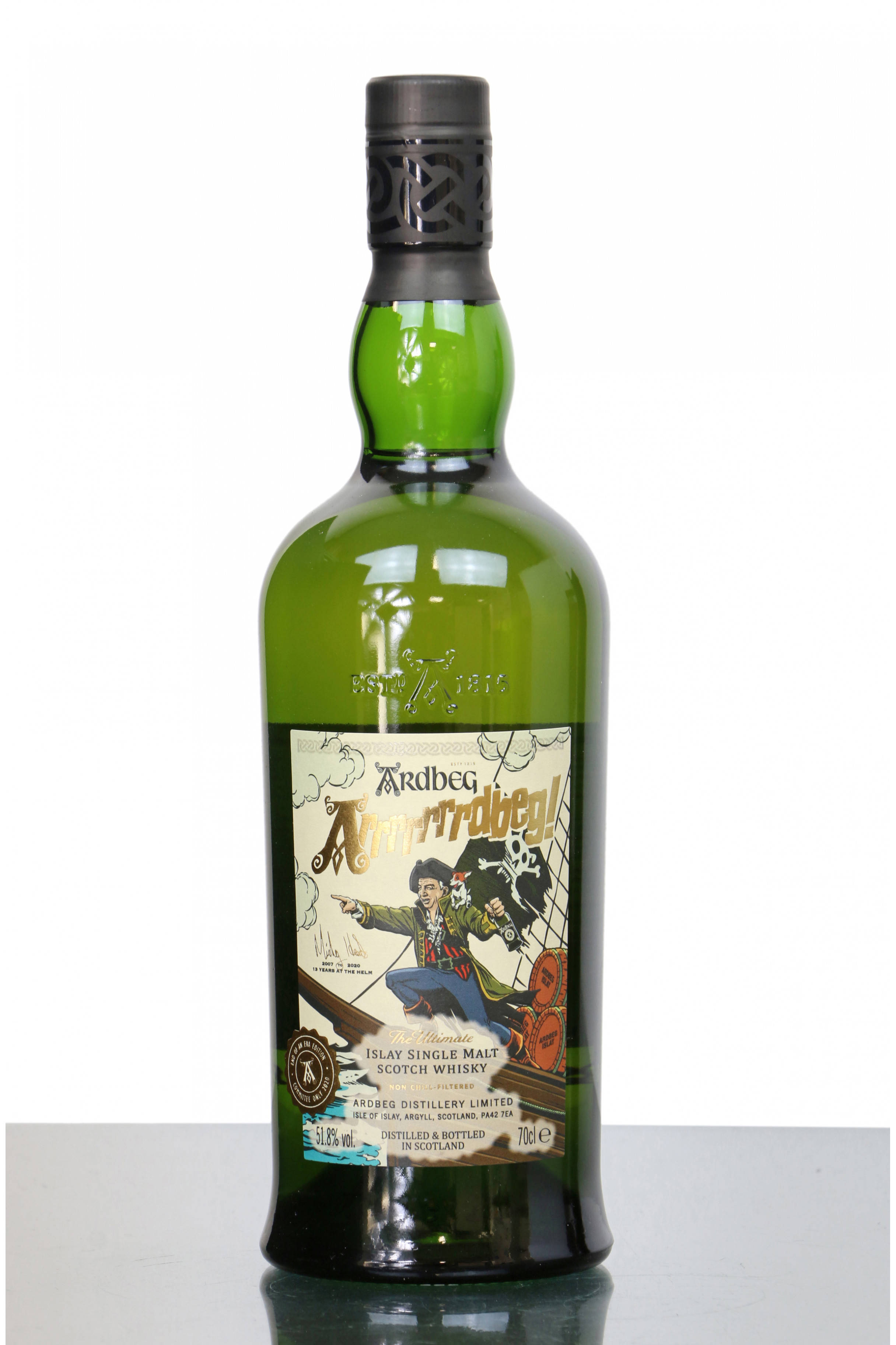 drinks 桌布 壁紙 — 一瓶綠色玻璃瓶裝的Ardbeg An Otrabeg! 威士忌，帶有海盜主題標籤，立於白色背景前的反光表面上。
