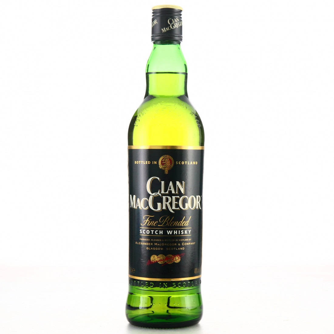 Whiskey 桌布 壁紙 — 一瓶綠色玻璃瓶裝的Clan MacGregor Fine Blended Scotch Whisky在純白背景前直立。