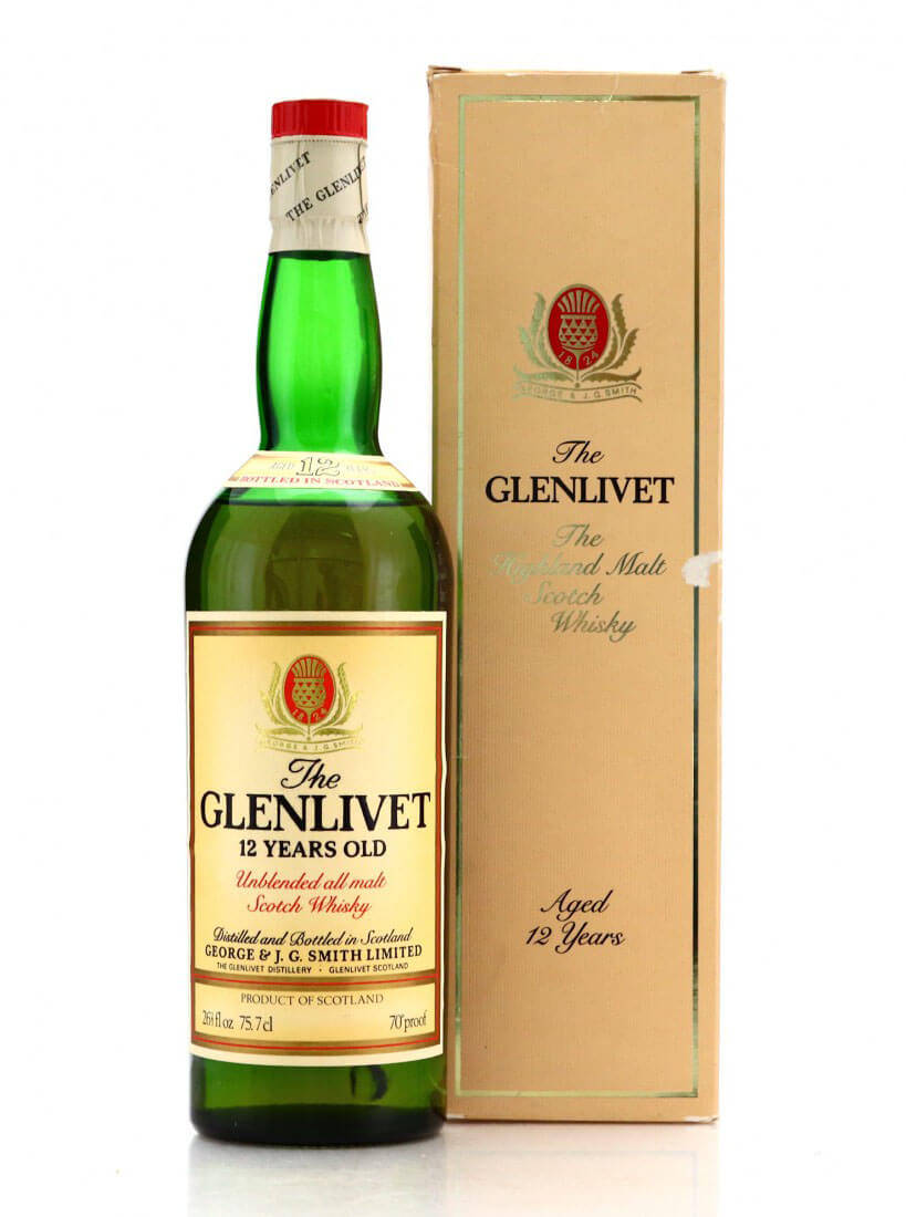 Drink 桌布 壁紙 — 一瓶綠色玻璃瓶裝的The Glenlivet 12年蘇格蘭威士忌，旁邊放著米色盒子，背景為白色。
