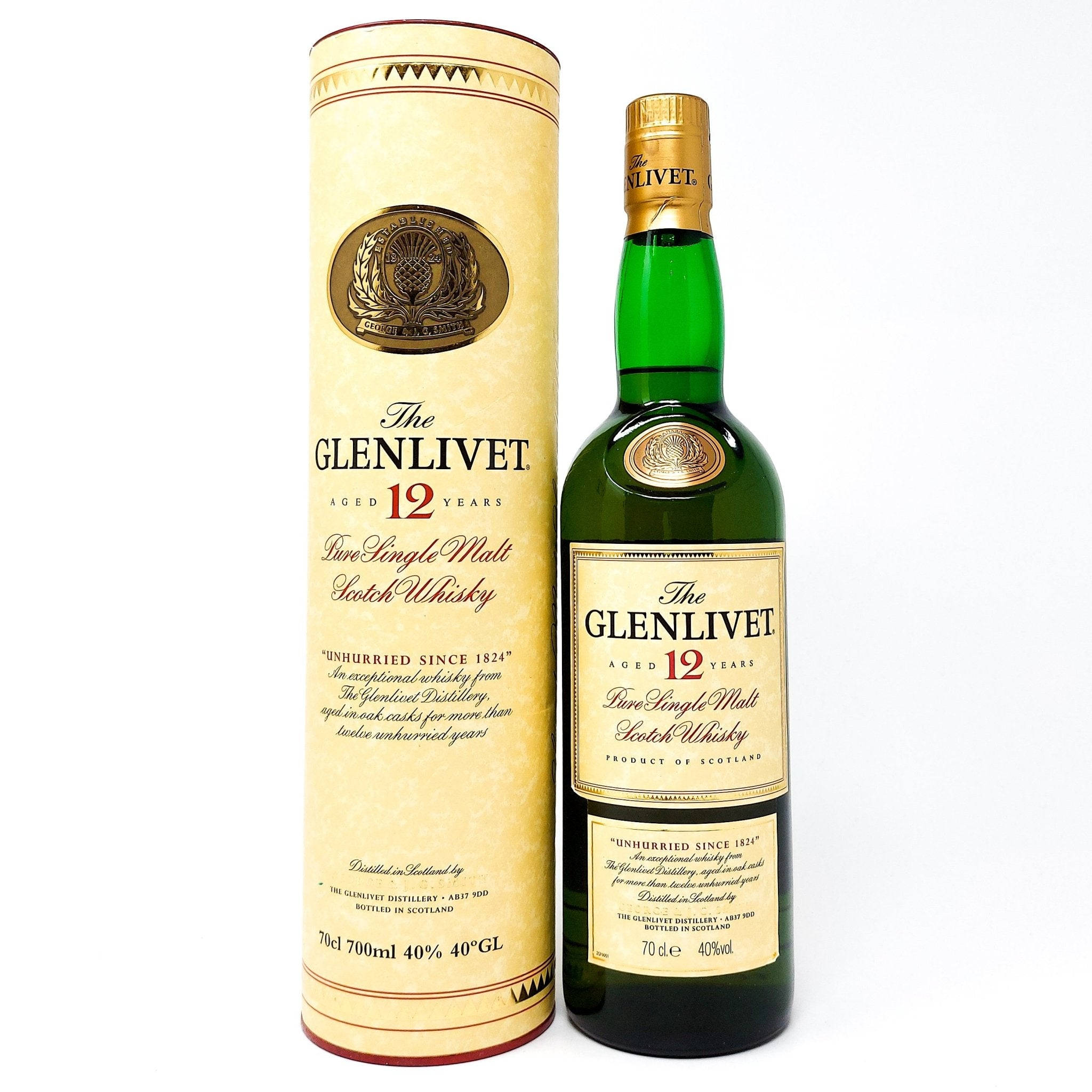 Drink 桌布 壁紙 — 一瓶綠色玻璃瓶裝的The Glenlivet 12年單一麥芽蘇格蘭威士忌，旁邊是其奶油色的圓柱形盒子，背景為潔淨的白色。