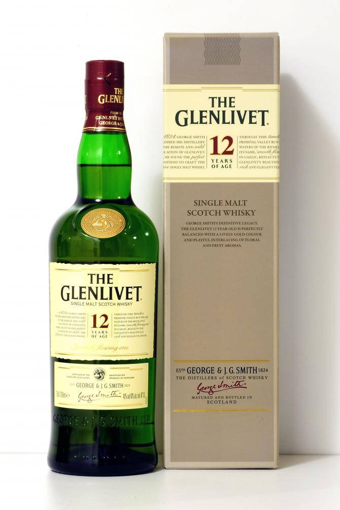飲料 桌布 壁紙 — 一瓶綠色的The Glenlivet 12年單一麥芽蘇格蘭威士忌，旁邊是它的米色盒子，背景是純白色。