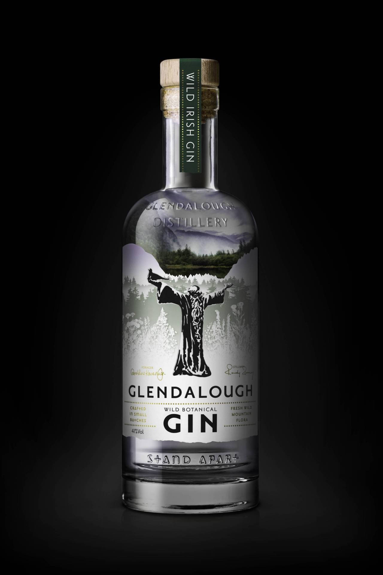 品牌 桌布 壁紙 — 一瓶纖細的Glendalough Wild Irish Gin酒瓶立在黑色背景前，標籤上有山景和人物剪影。